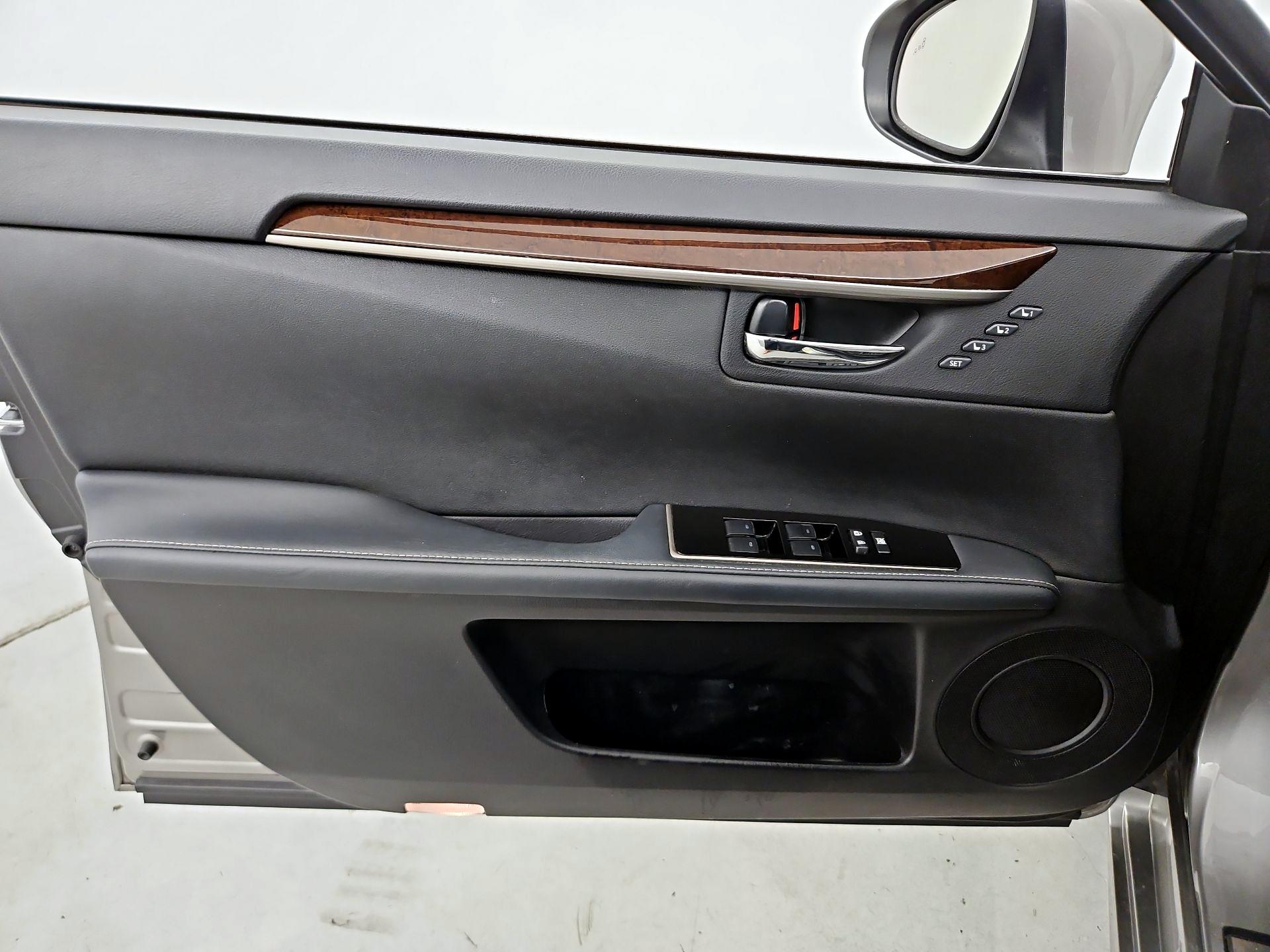 Thumbnail: 2016 Lexus ES - 12