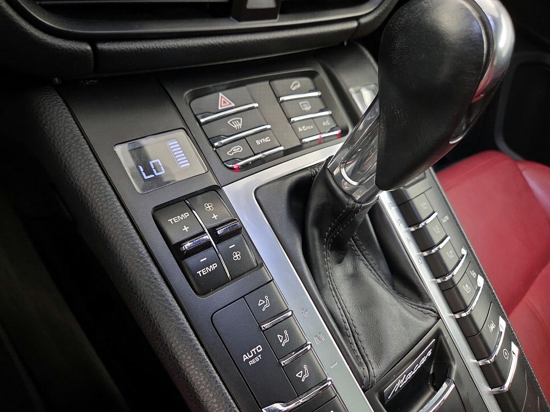 Thumbnail: 2020 Porsche Macan - 16