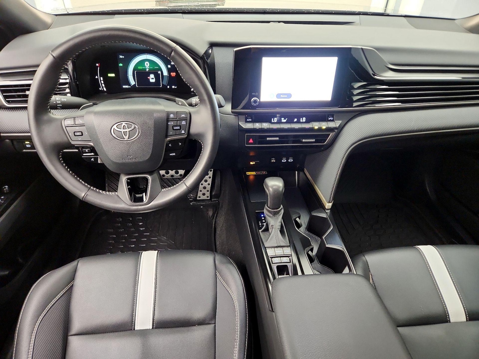 2025 Toyota Camry SE - Photo 10