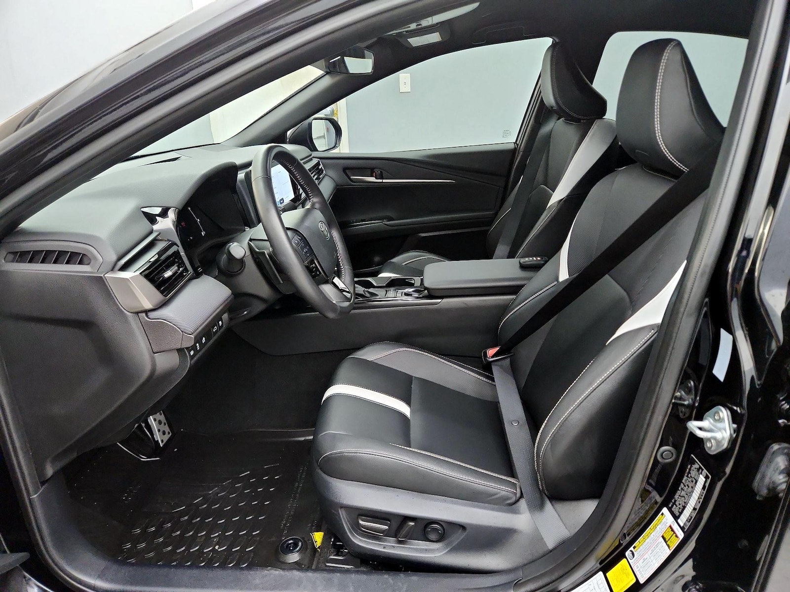 2025 Toyota Camry SE - Photo 12