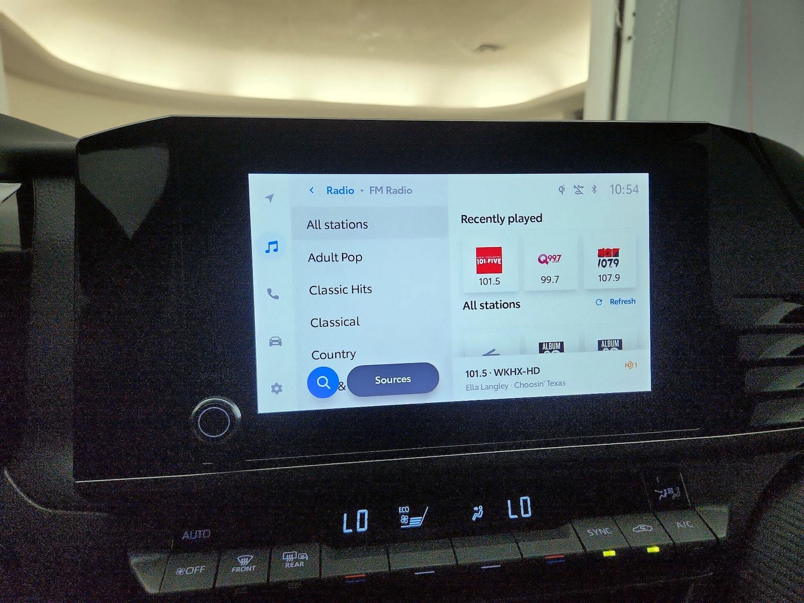 2025 Toyota Camry SE - Photo 16
