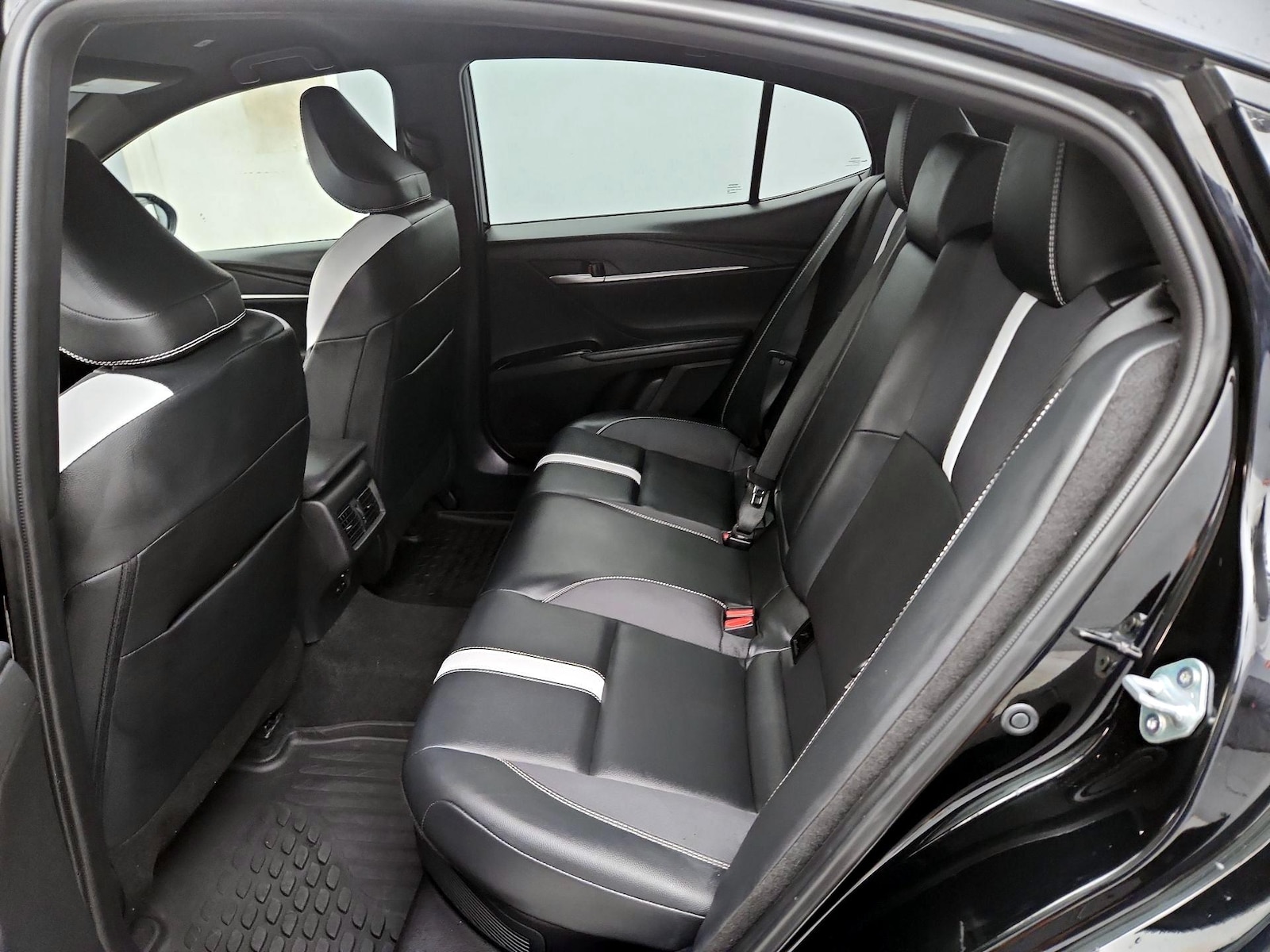 2025 Toyota Camry SE - Photo 20