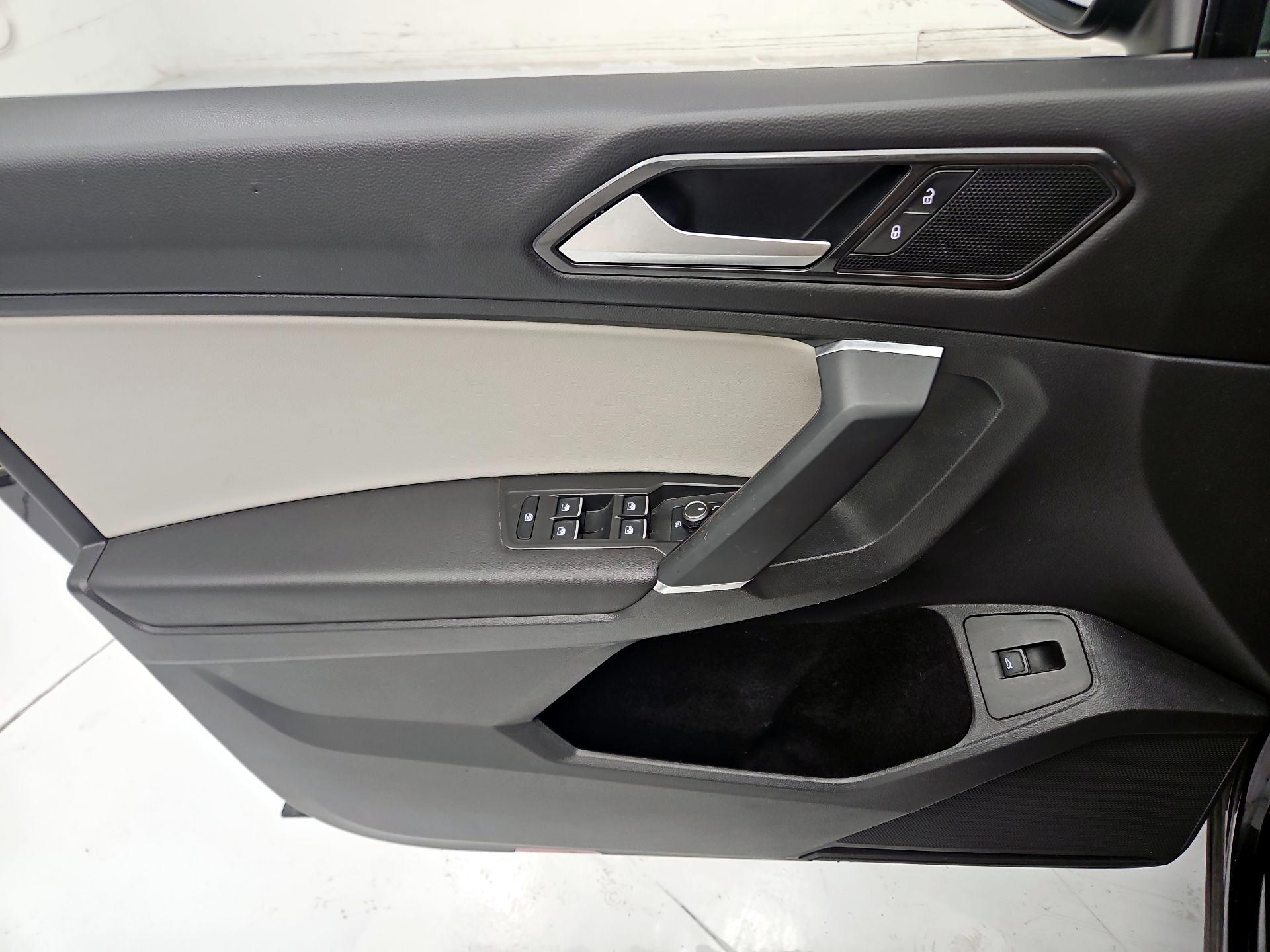 Thumbnail: 2018 Volkswagen Tiguan - 12