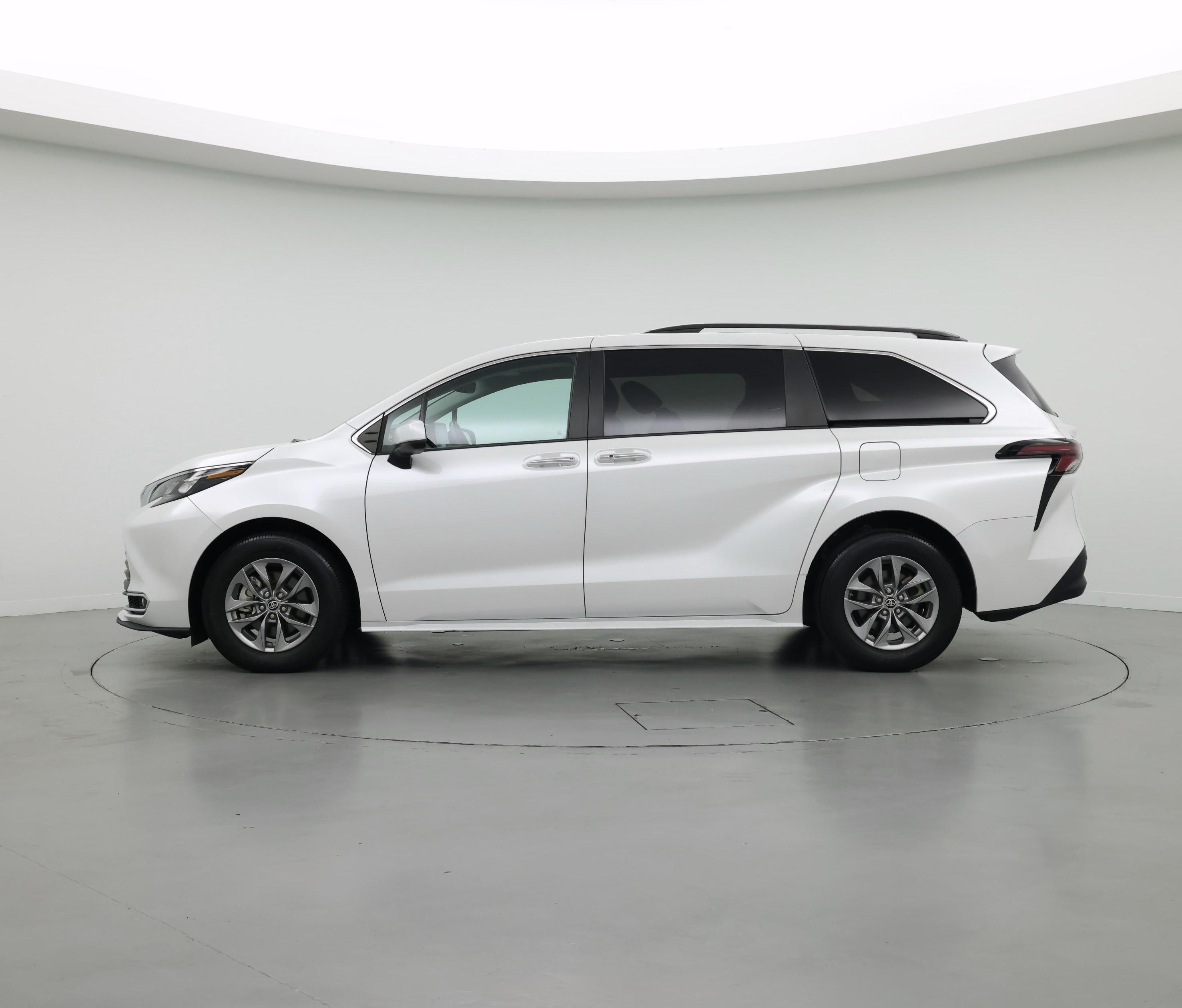 Thumbnail: 2024 Toyota Sienna - 3