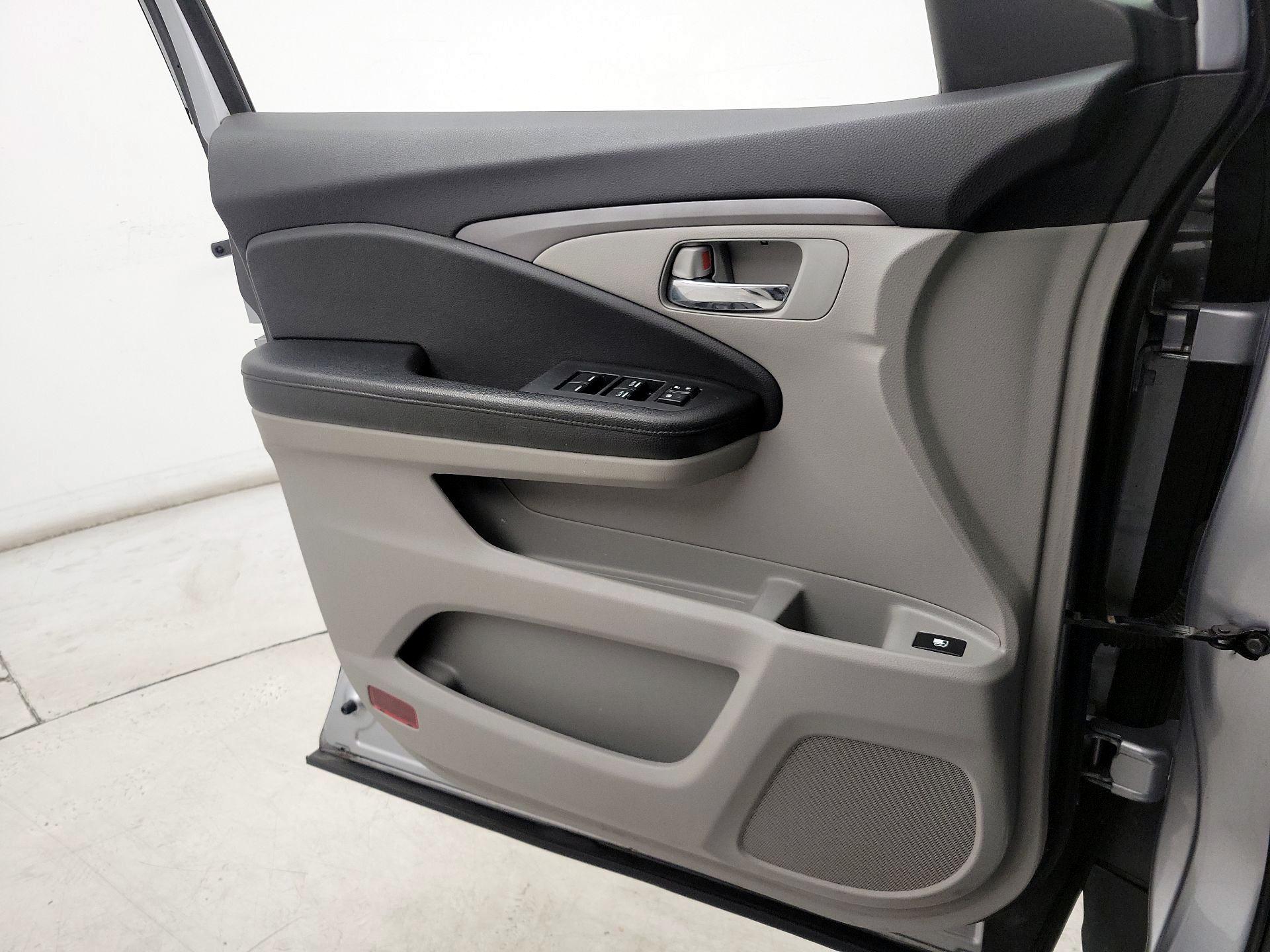 Thumbnail: 2016 Honda Pilot - 12