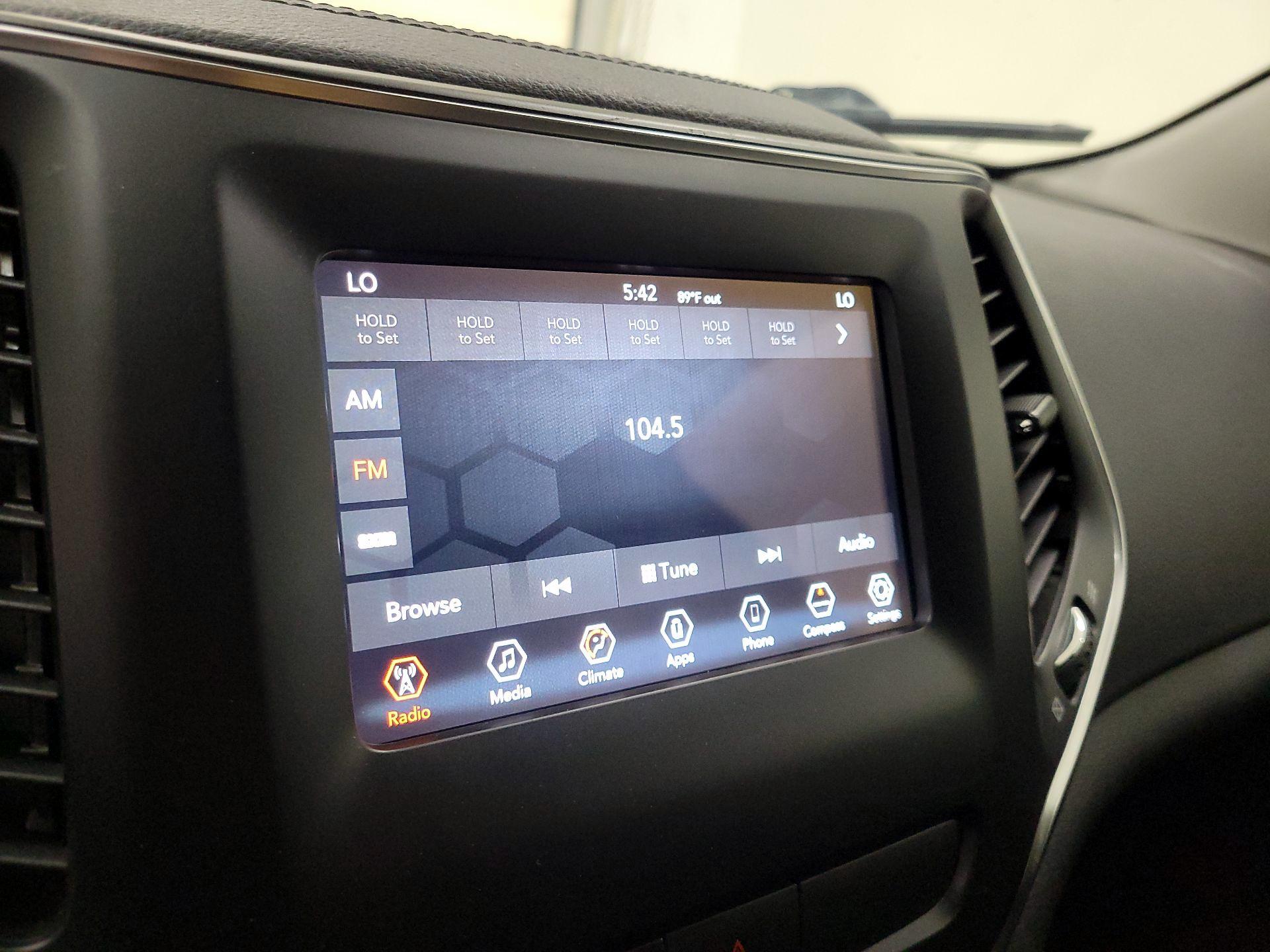 Thumbnail: 2019 Jeep Cherokee - 15