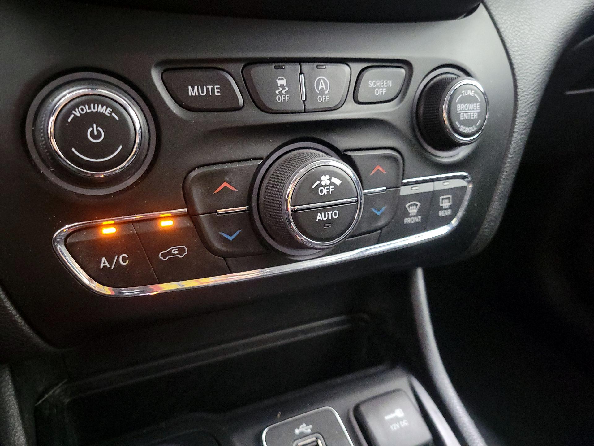 Thumbnail: 2019 Jeep Cherokee - 16