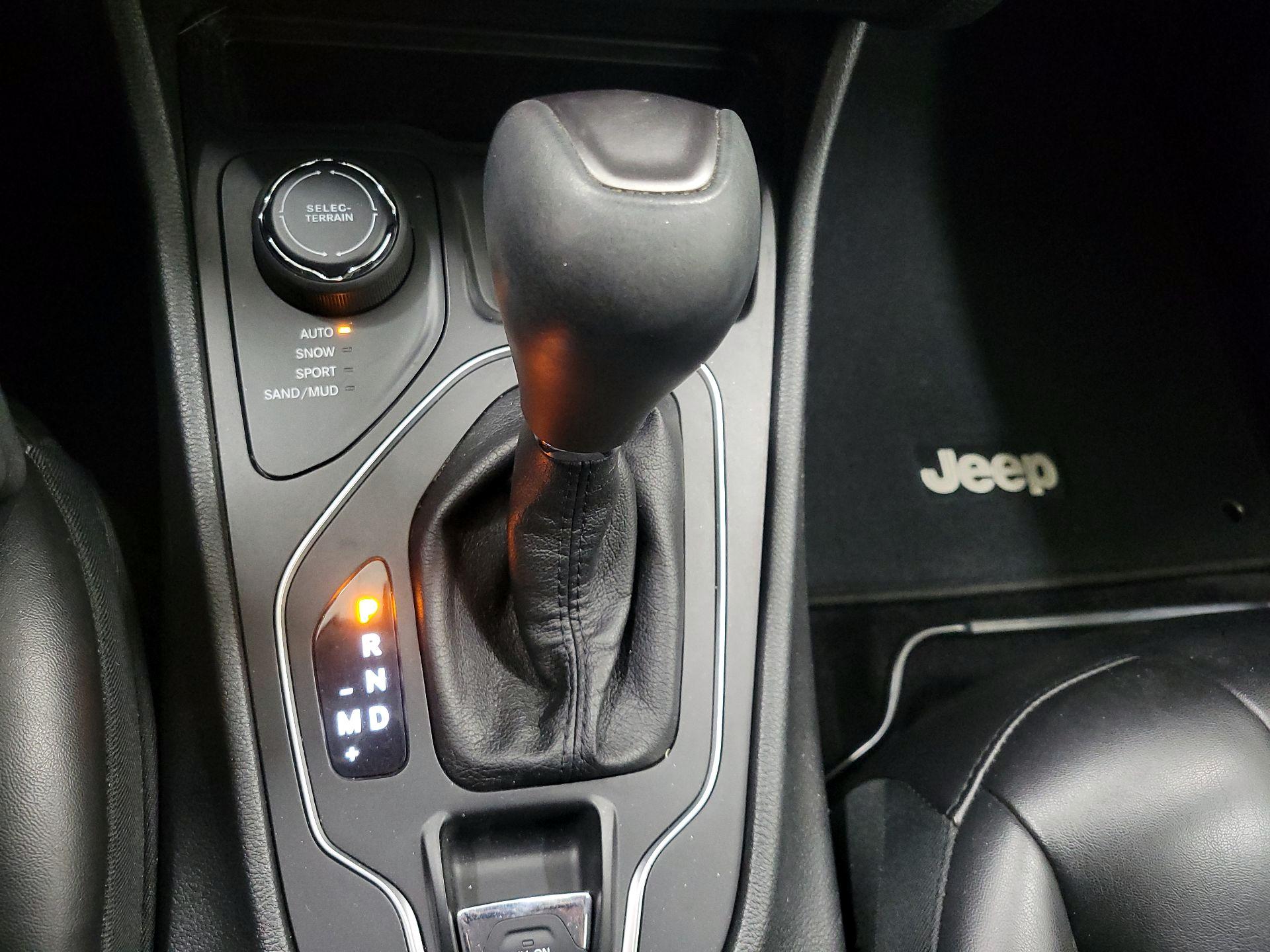 Thumbnail: 2019 Jeep Cherokee - 17