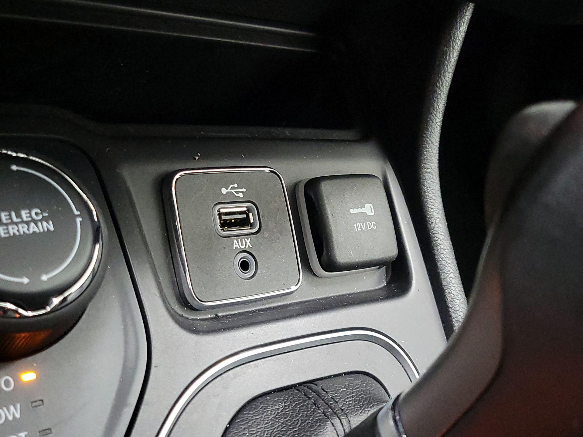 Thumbnail: 2019 Jeep Cherokee - 18