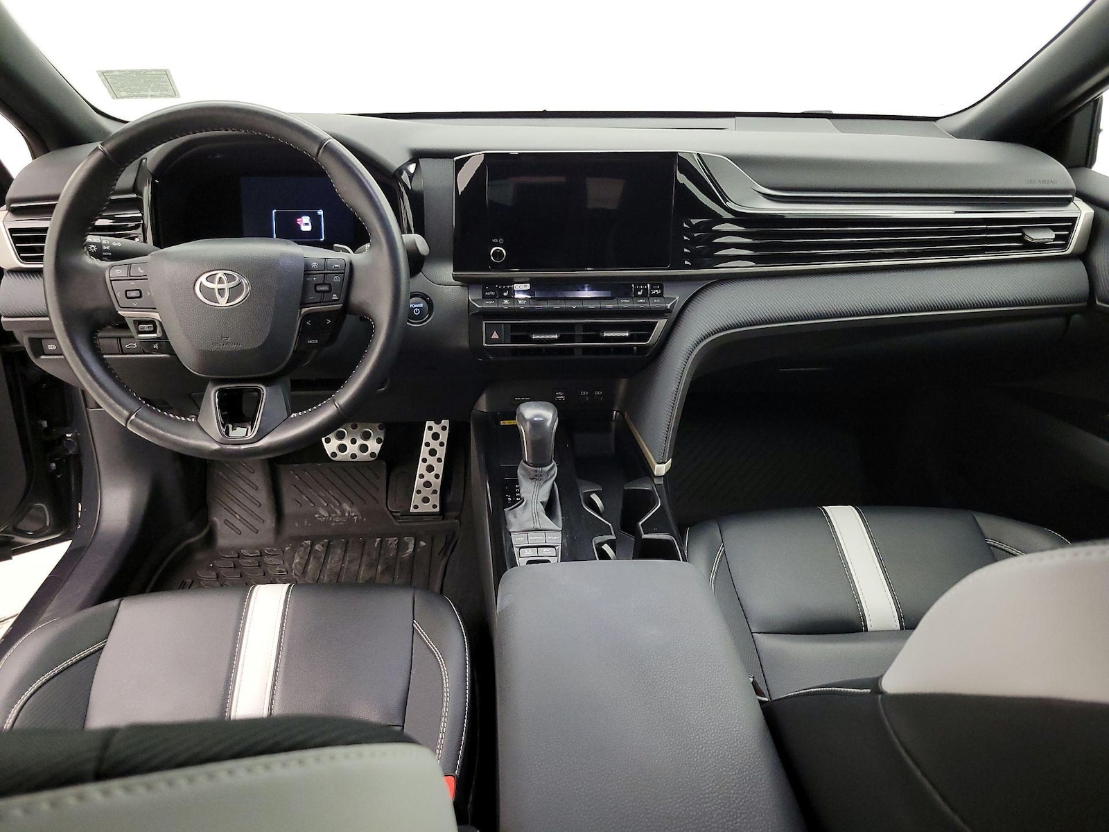 2025 Toyota Camry SE - Photo 10
