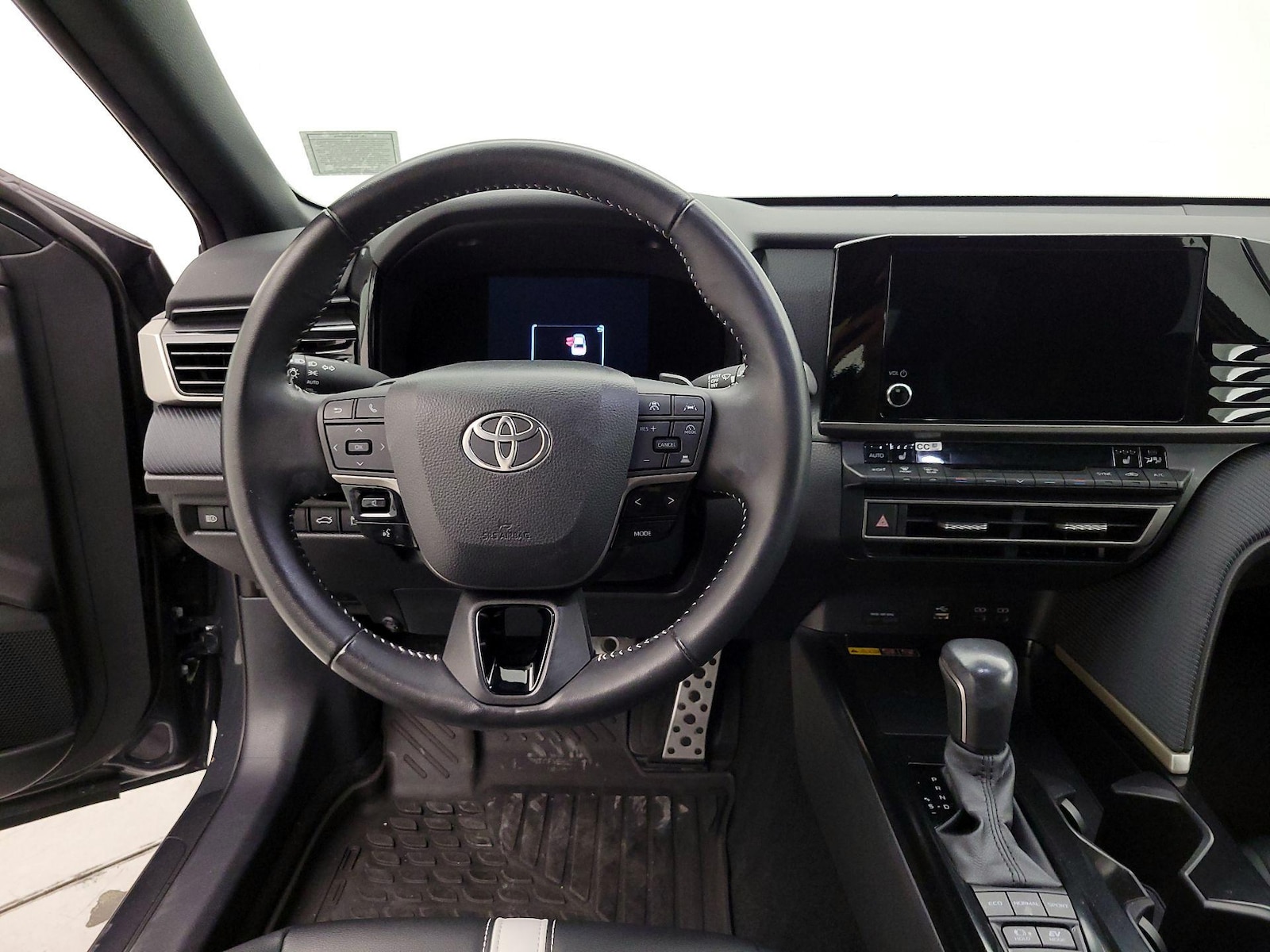 2025 Toyota Camry SE - Photo 11