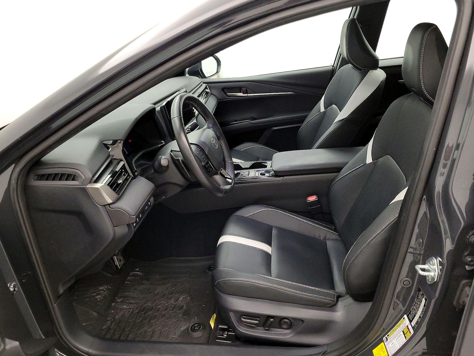 2025 Toyota Camry SE - Photo 12