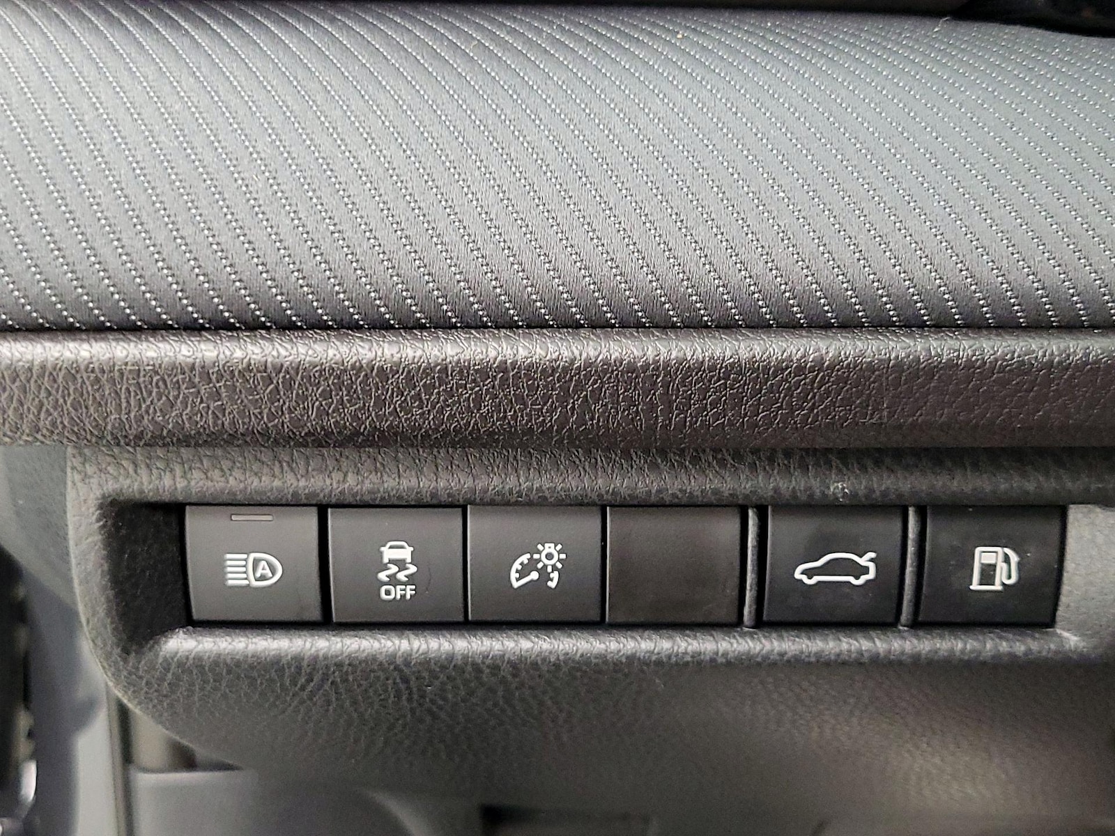 2025 Toyota Camry SE - Photo 14
