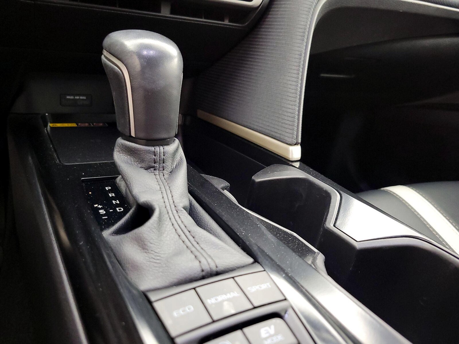 2025 Toyota Camry SE - Photo 18