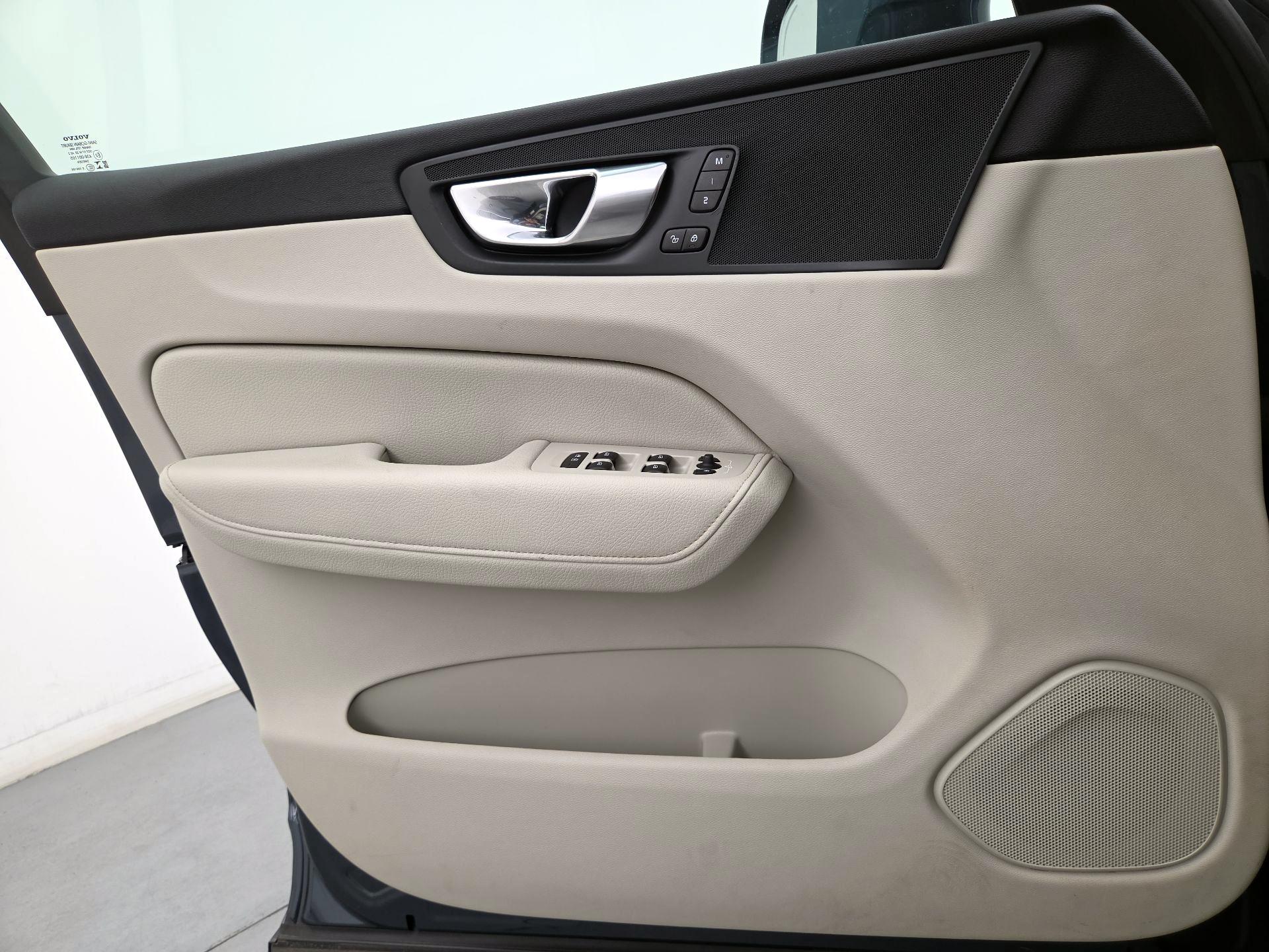 Thumbnail: 2021 Volvo XC60 - 12