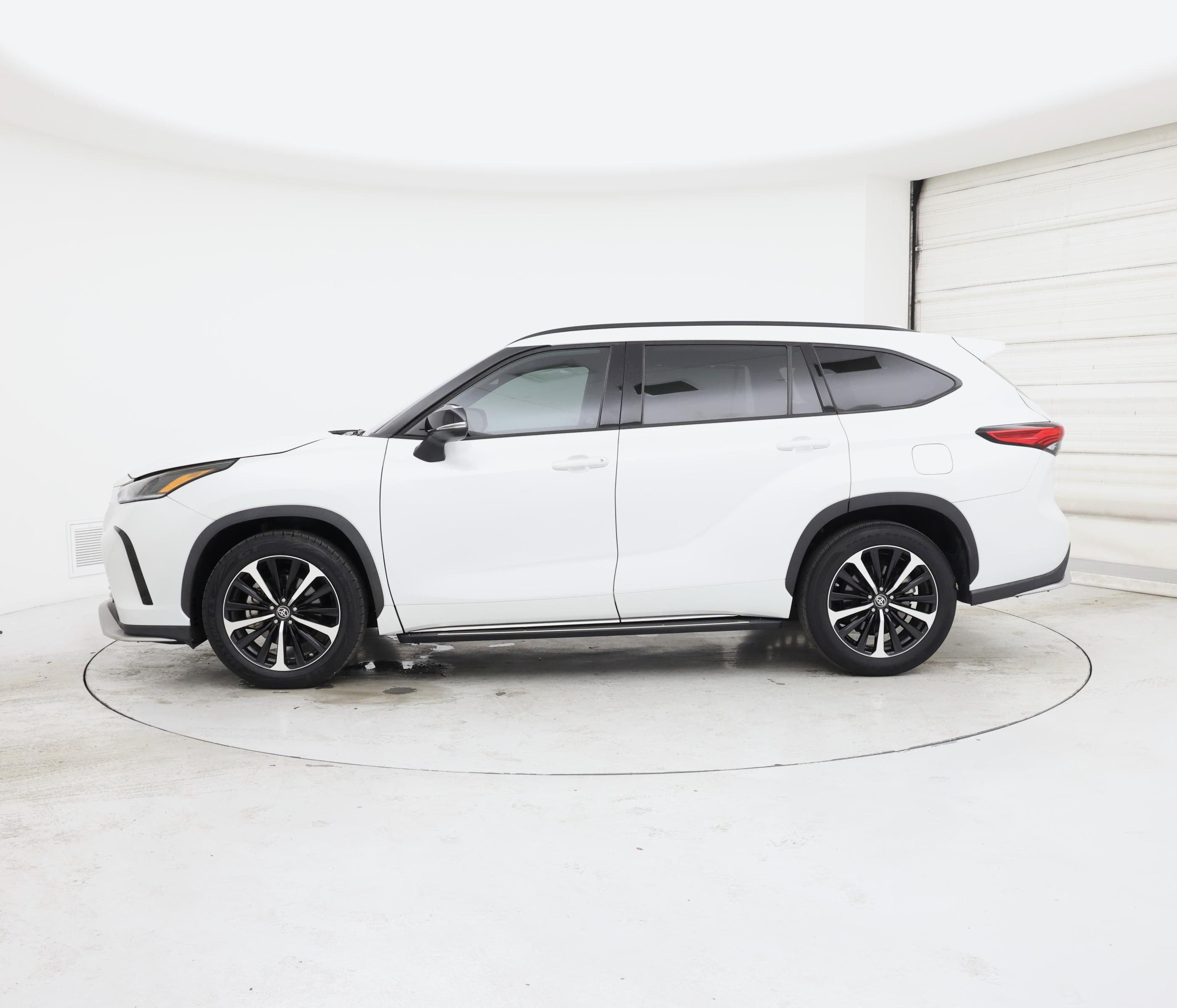 Thumbnail: 2022 Toyota Highlander - 3