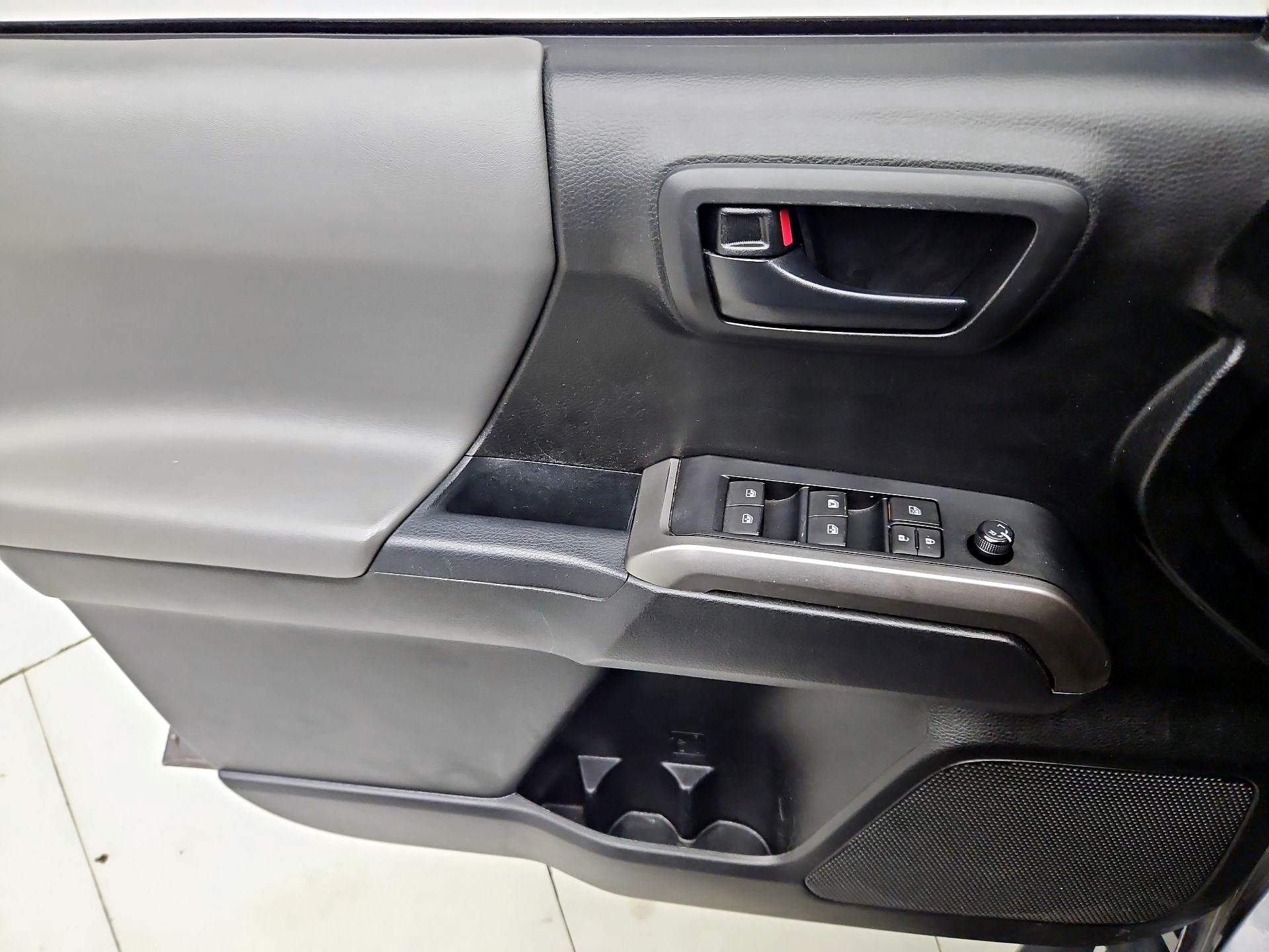 Thumbnail: 2019 Toyota Tacoma - 12