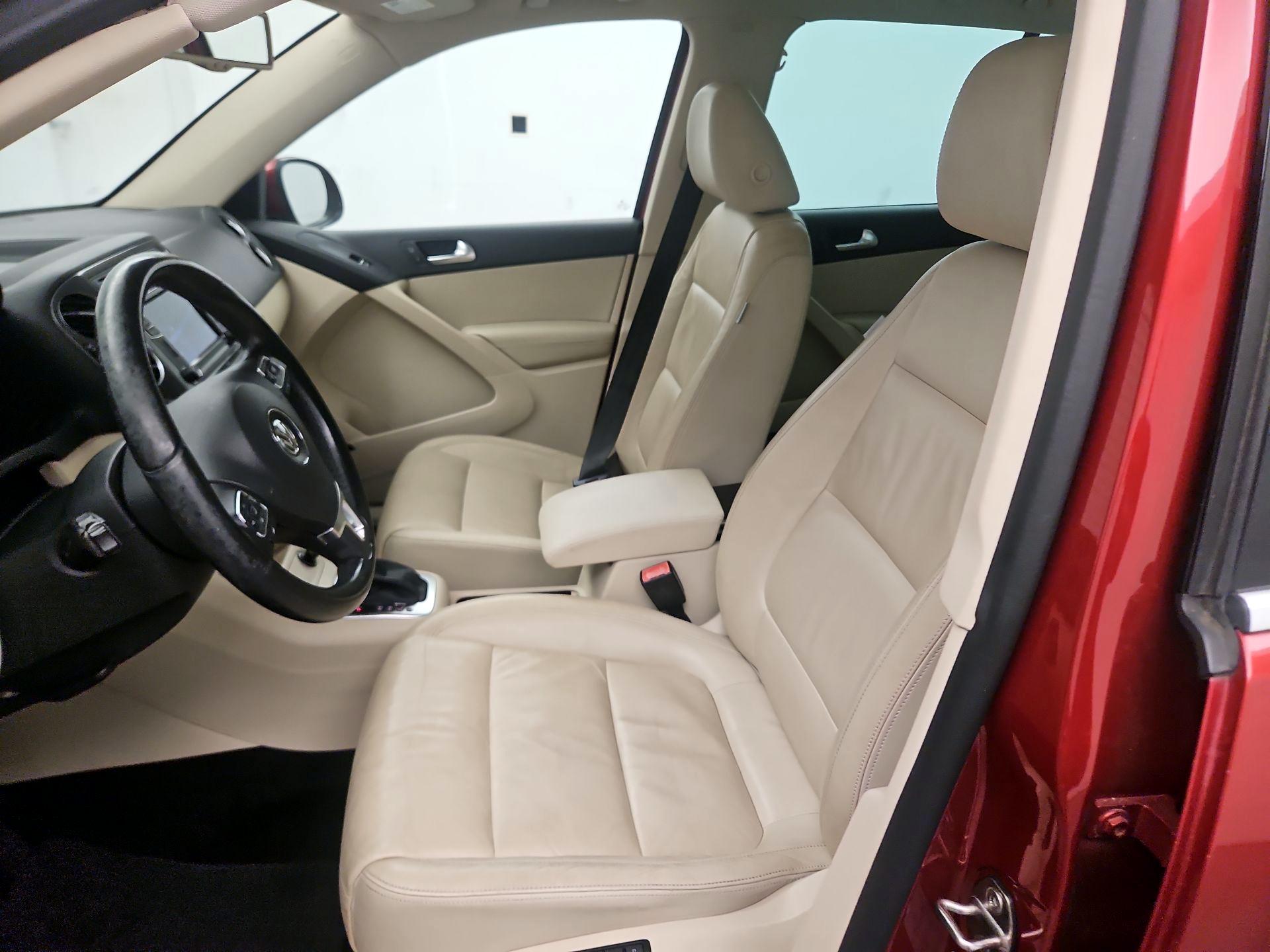 Thumbnail: 2016 Volkswagen Tiguan - 9