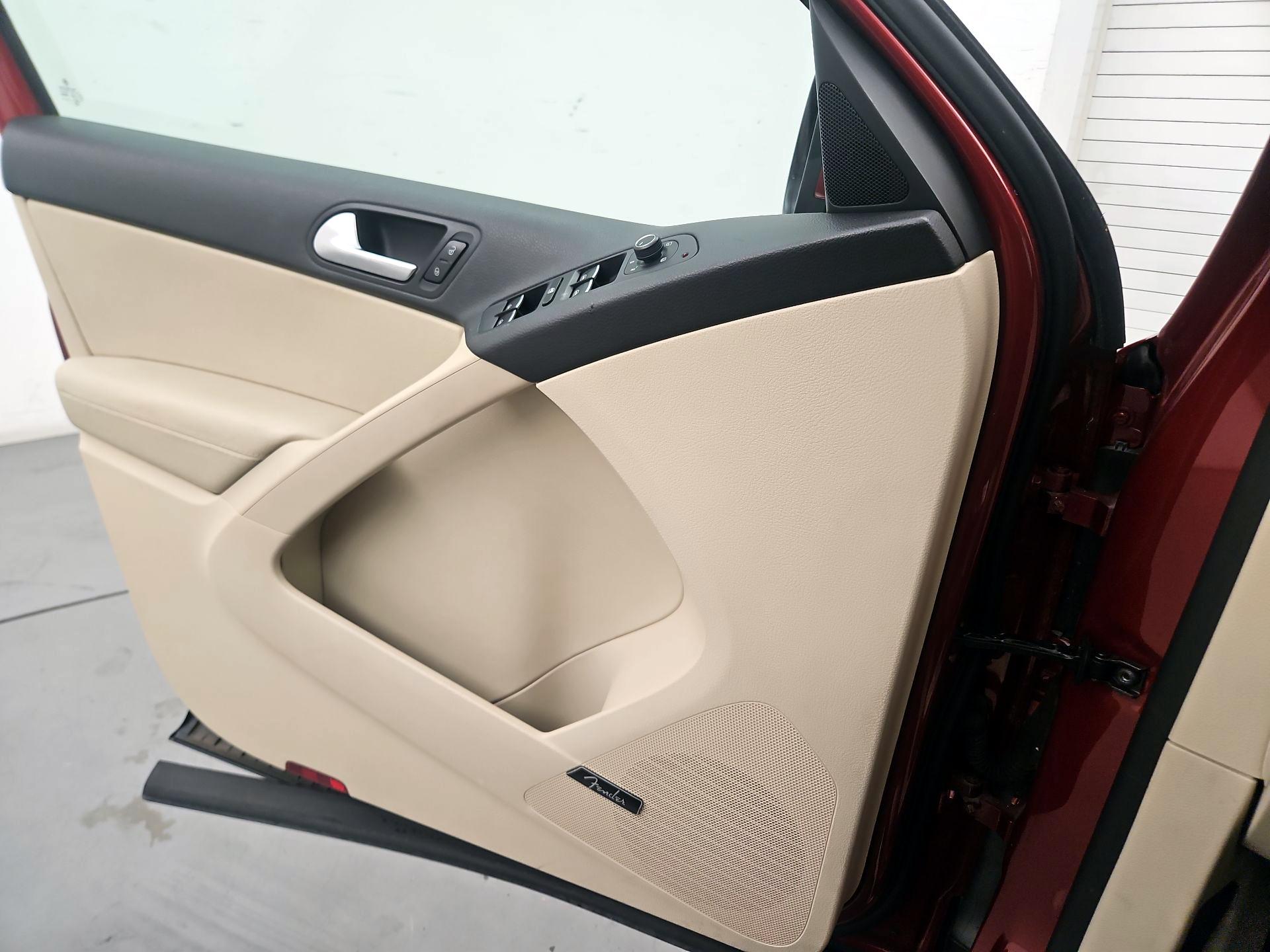 Thumbnail: 2016 Volkswagen Tiguan - 10
