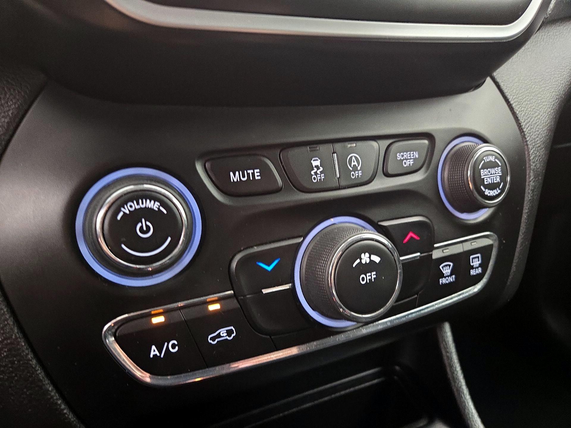 Thumbnail: 2019 Jeep Cherokee - 14