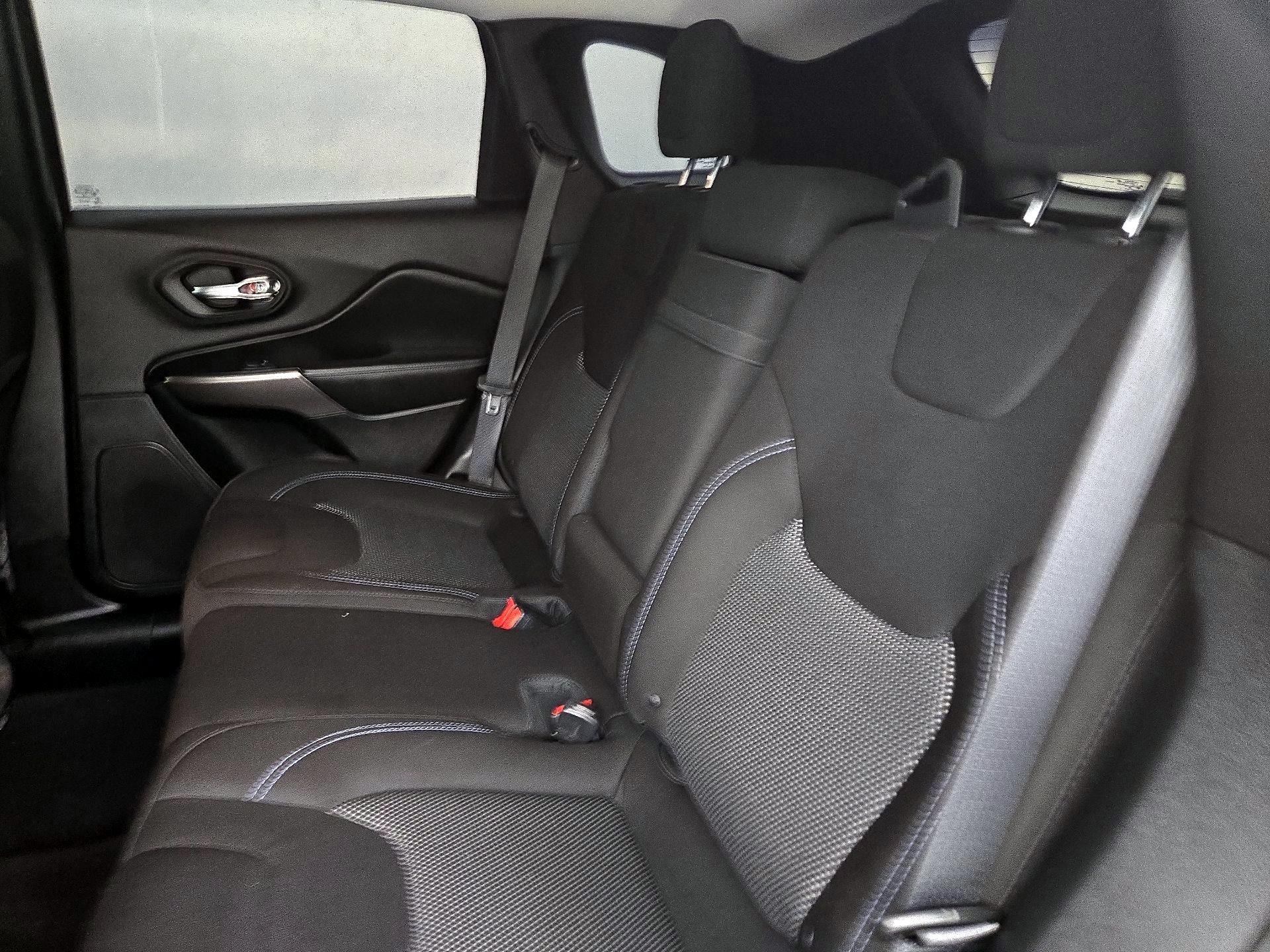 Thumbnail: 2019 Jeep Cherokee - 17