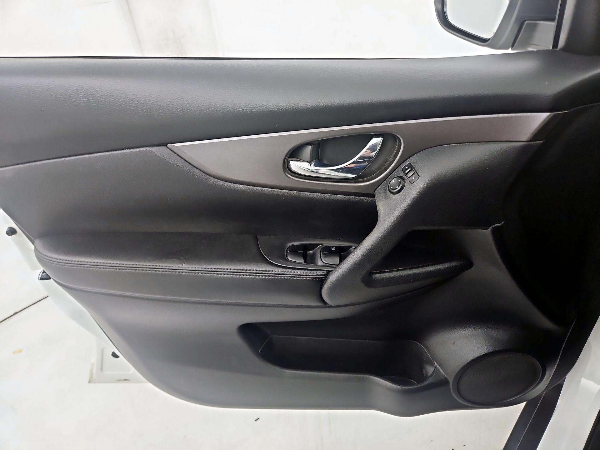 Thumbnail: 2015 Nissan Rogue - 12