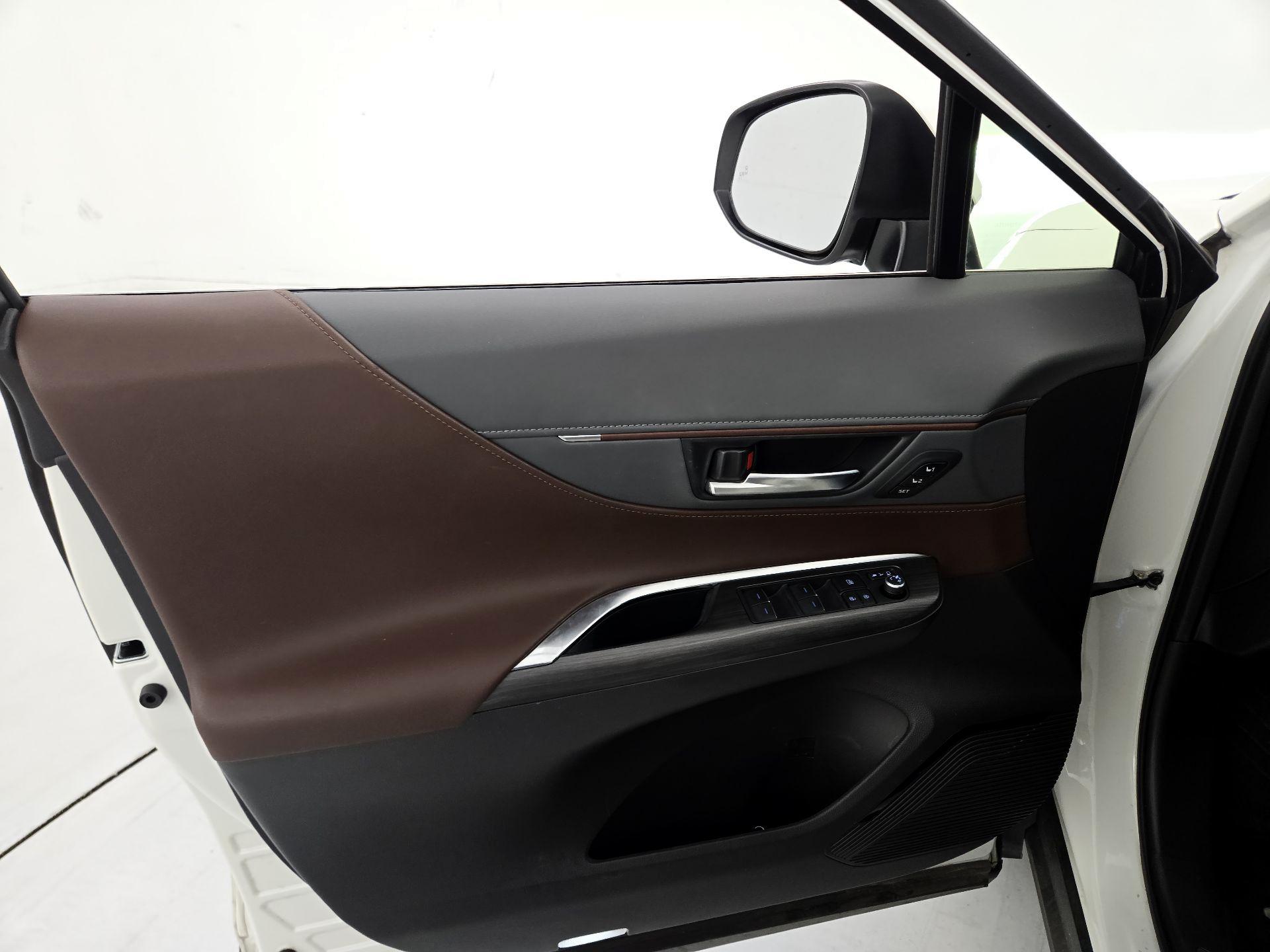Thumbnail: 2021 Toyota Venza - 12