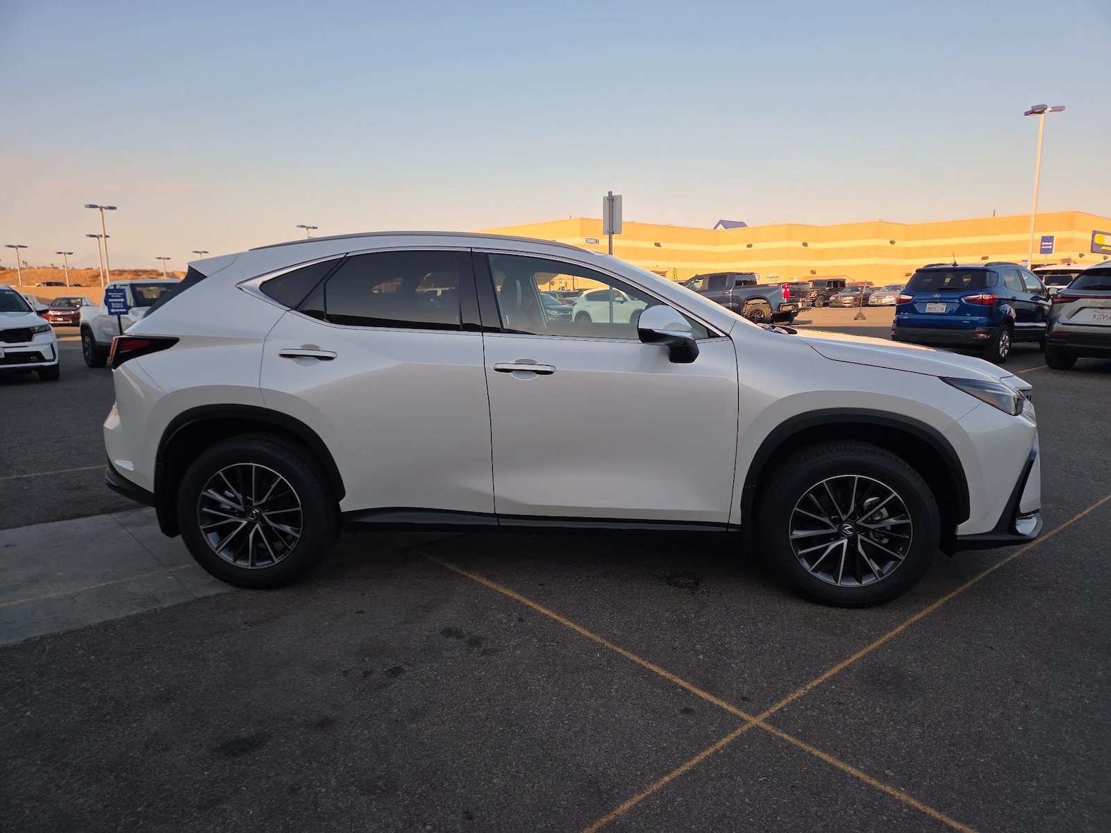 2025 Lexus NX Hybrid 350h - Photo 4