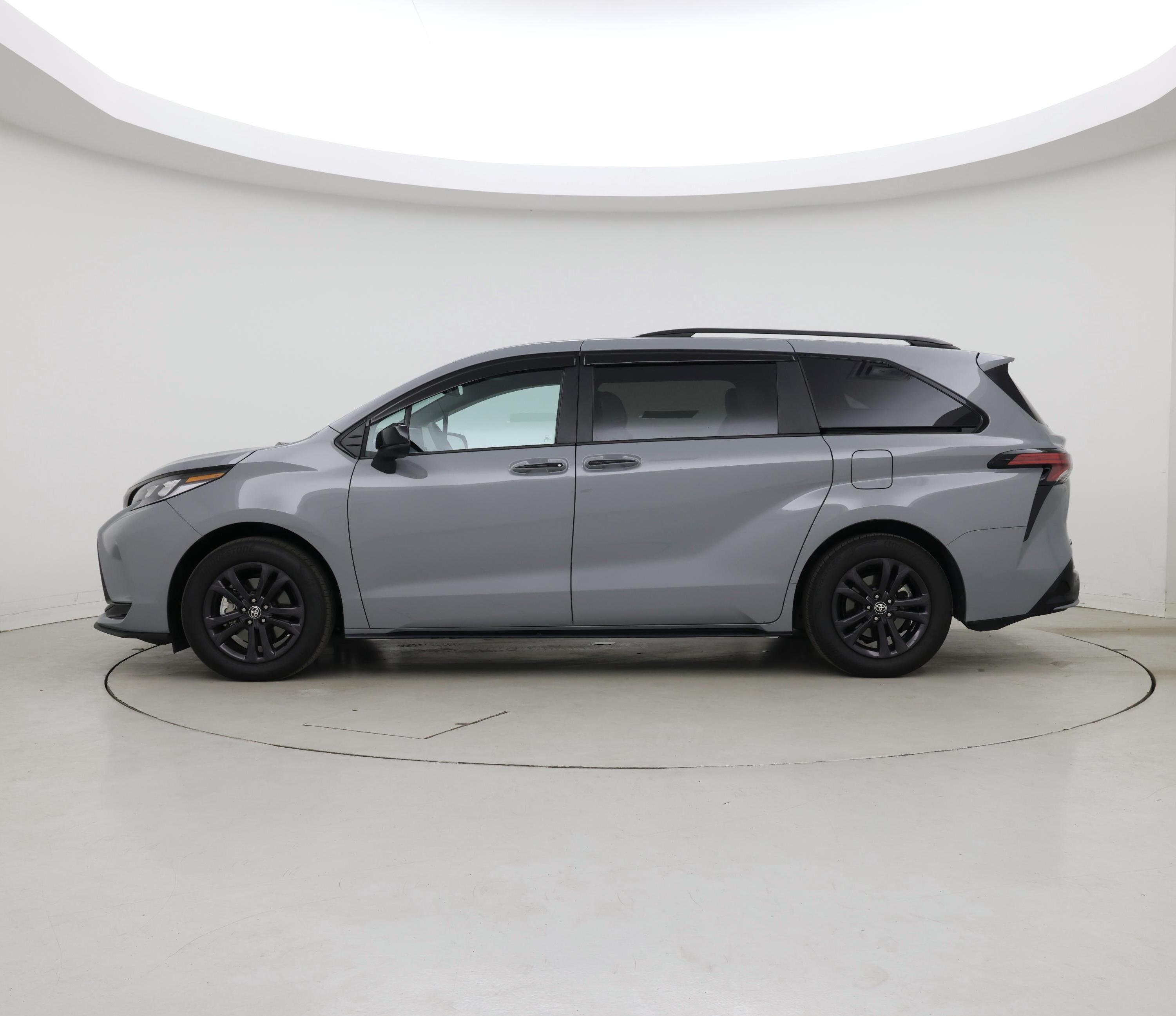 Thumbnail: 2026 Toyota Sienna - 3