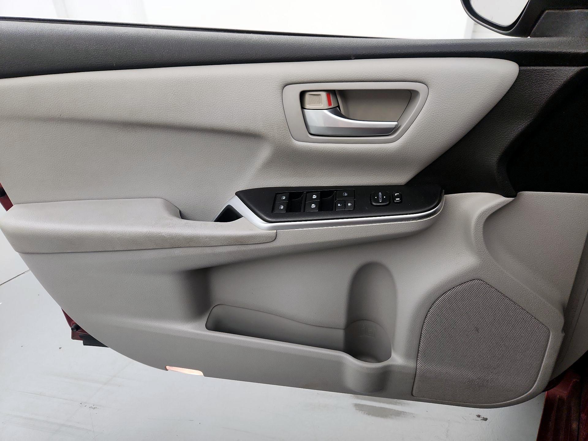 Thumbnail: 2015 Toyota Camry - 12