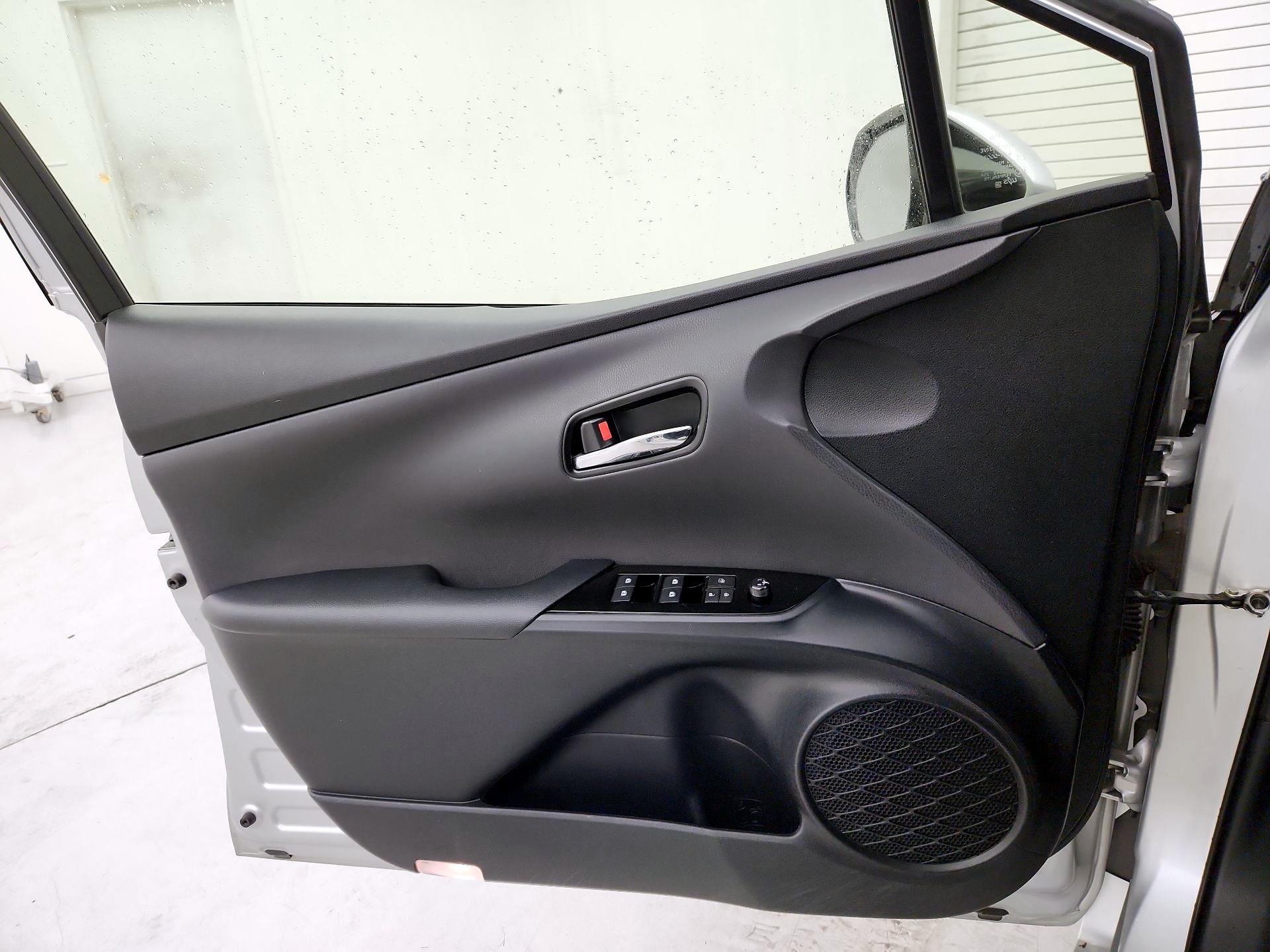Thumbnail: 2018 Toyota Prius - 12