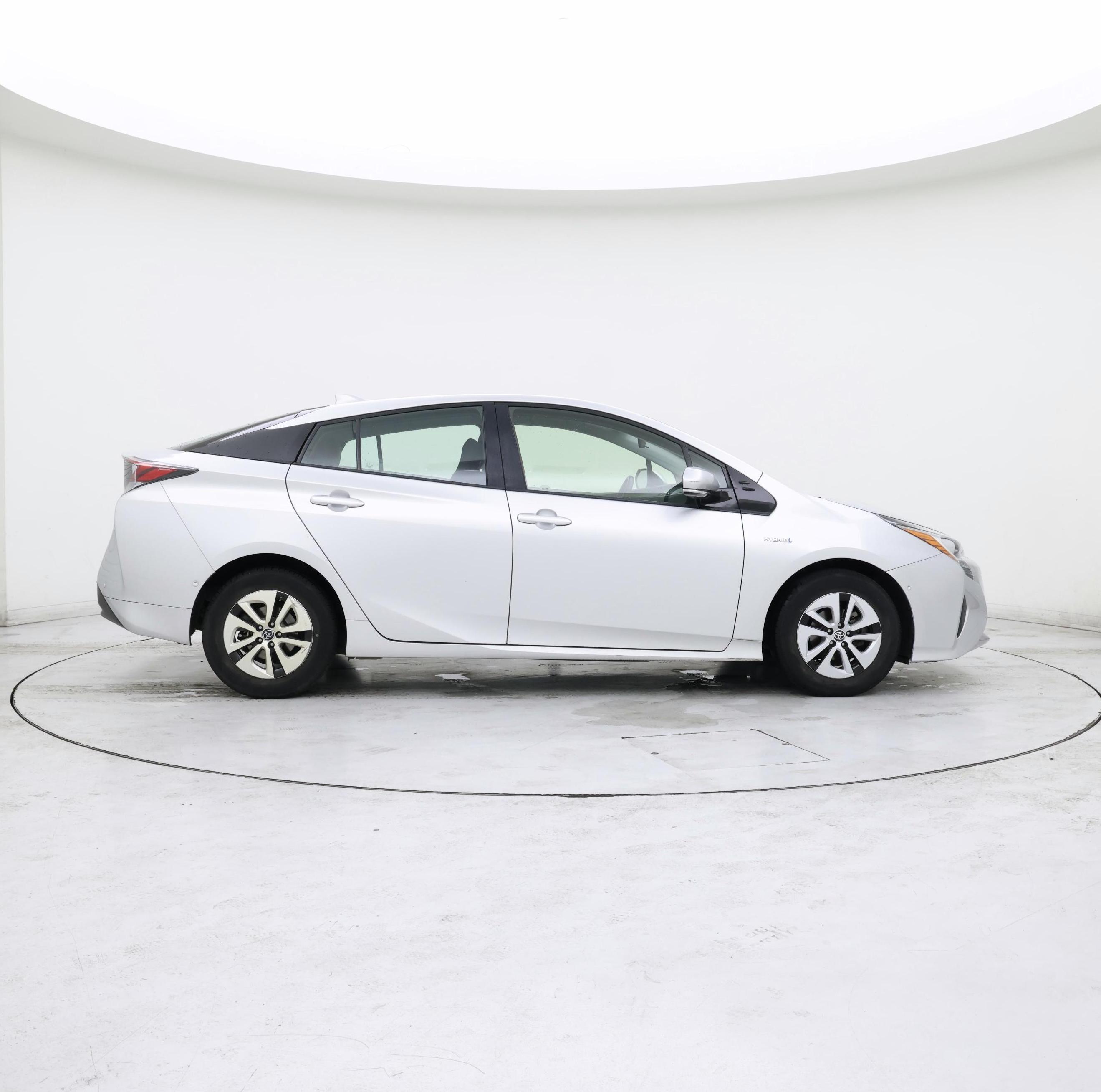 Thumbnail: 2018 Toyota Prius - 7