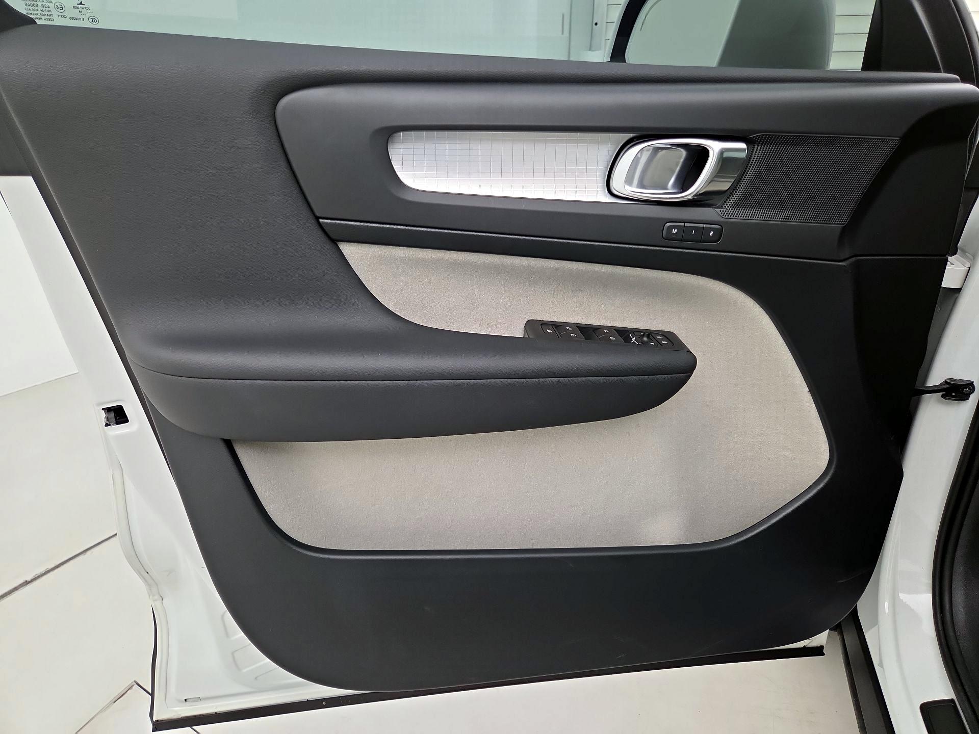 Thumbnail: 2019 Volvo XC40 - 12