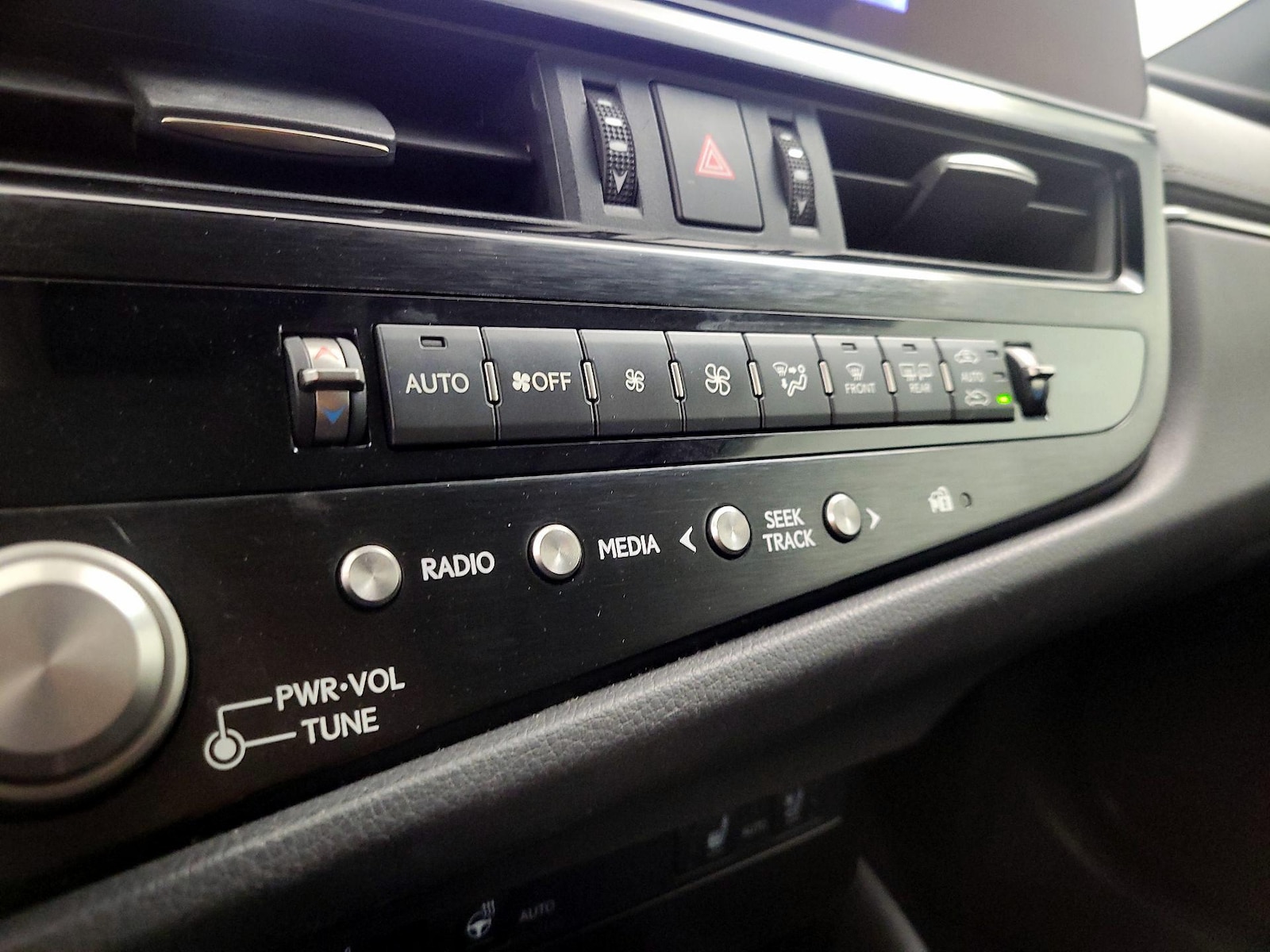 2023 Lexus ES Hybrid 300h - Photo 17