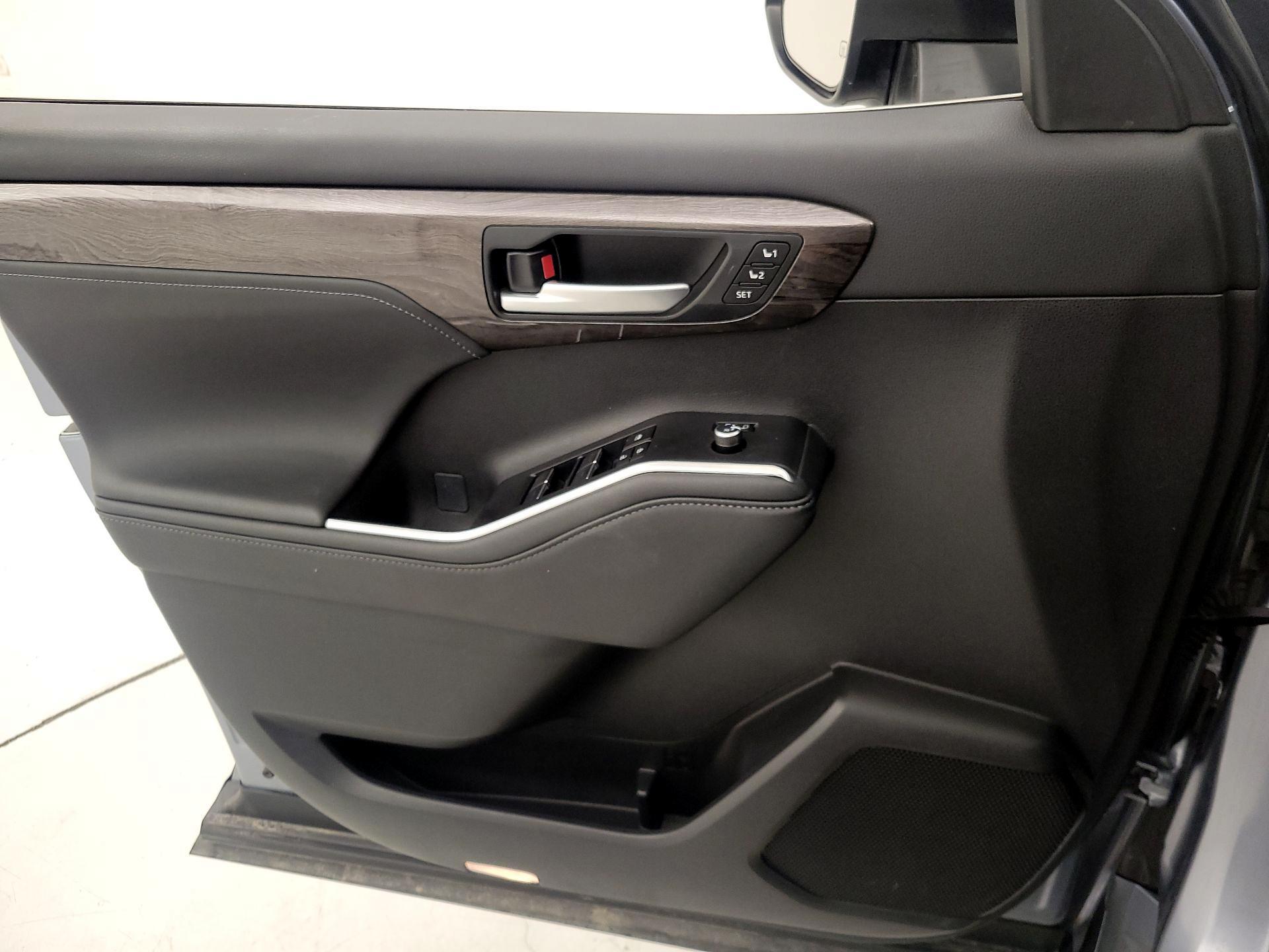 Thumbnail: 2023 Toyota Highlander - 12