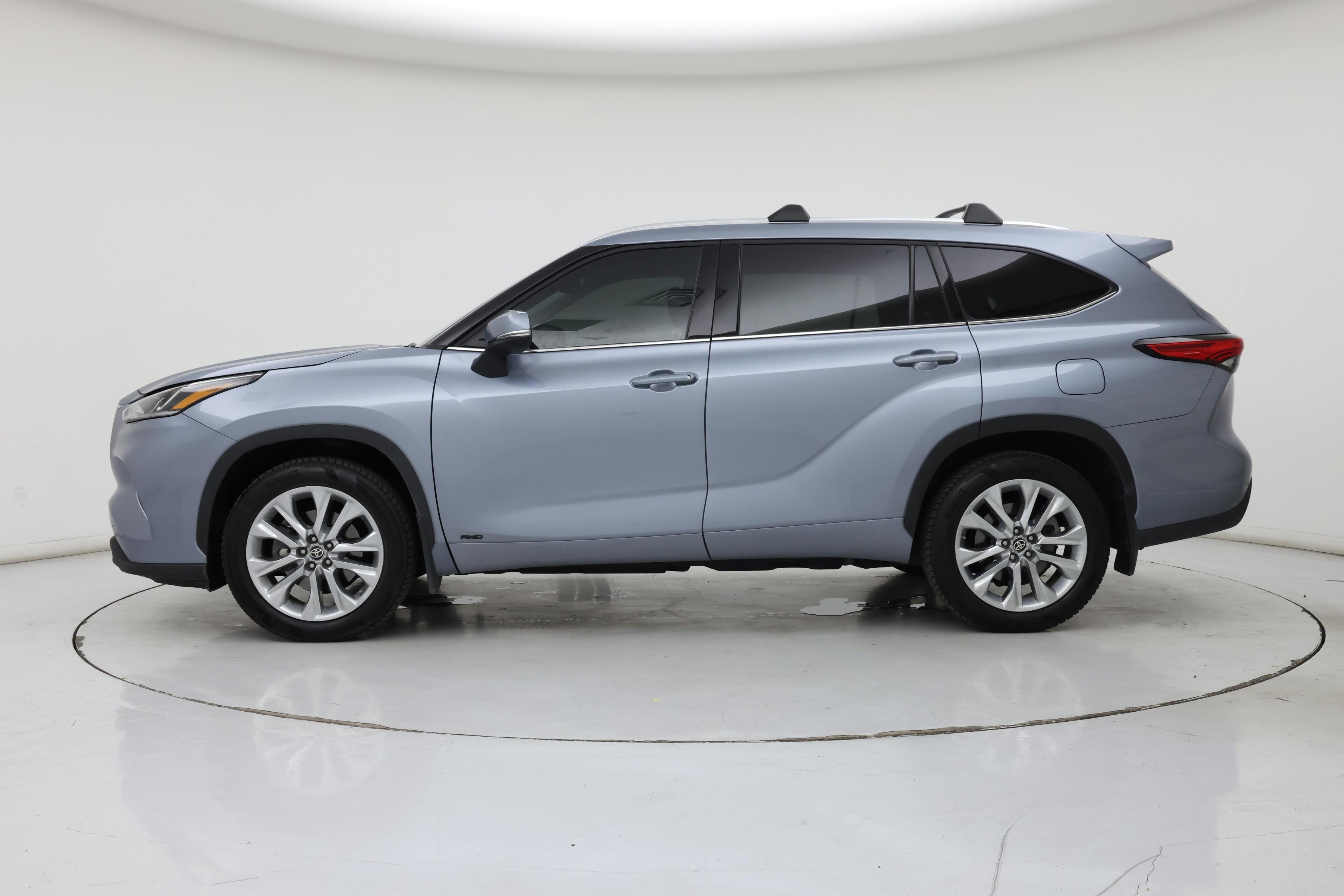 Thumbnail: 2023 Toyota Highlander - 3