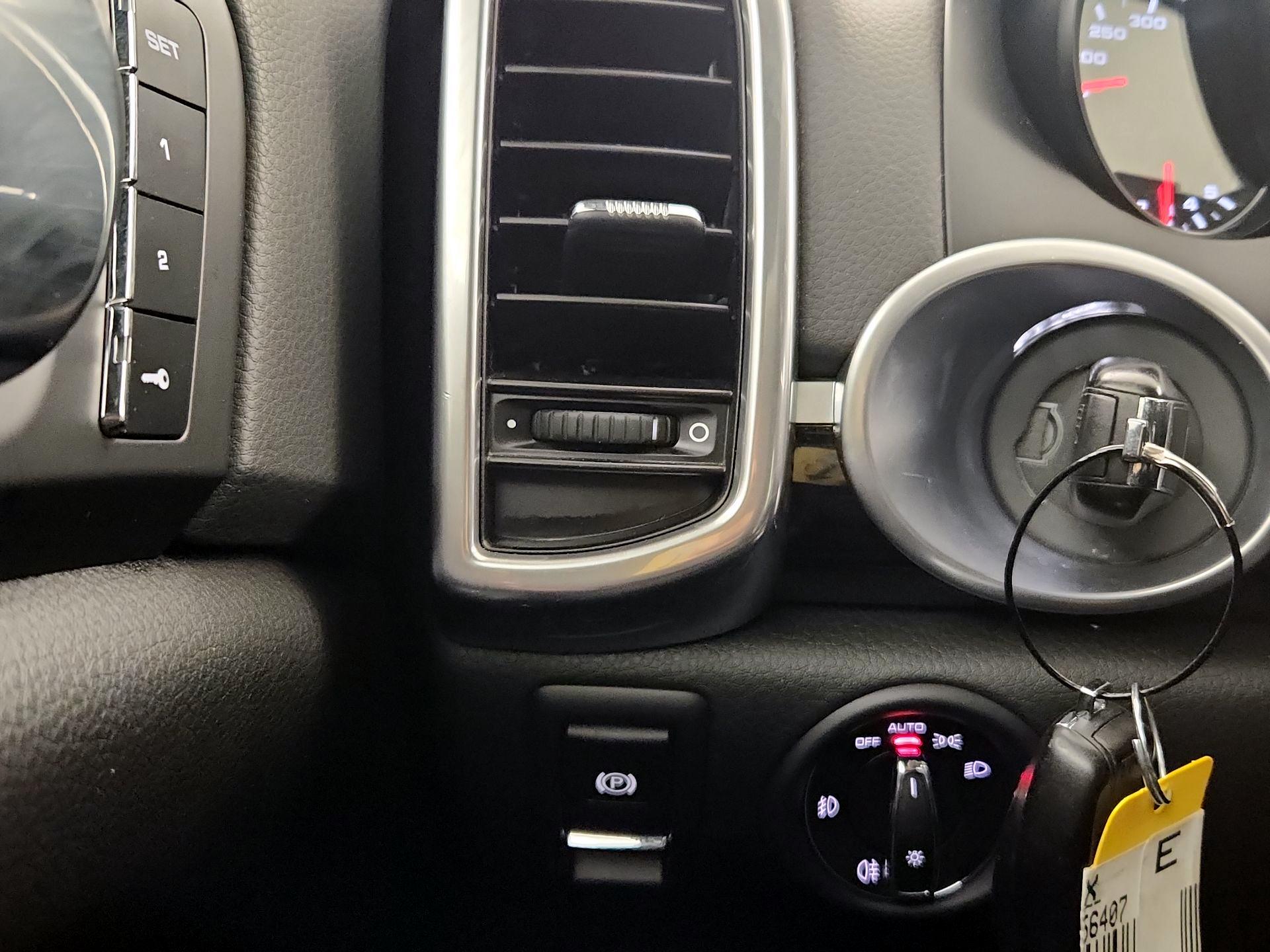 Thumbnail: 2015 Porsche Cayenne - 13