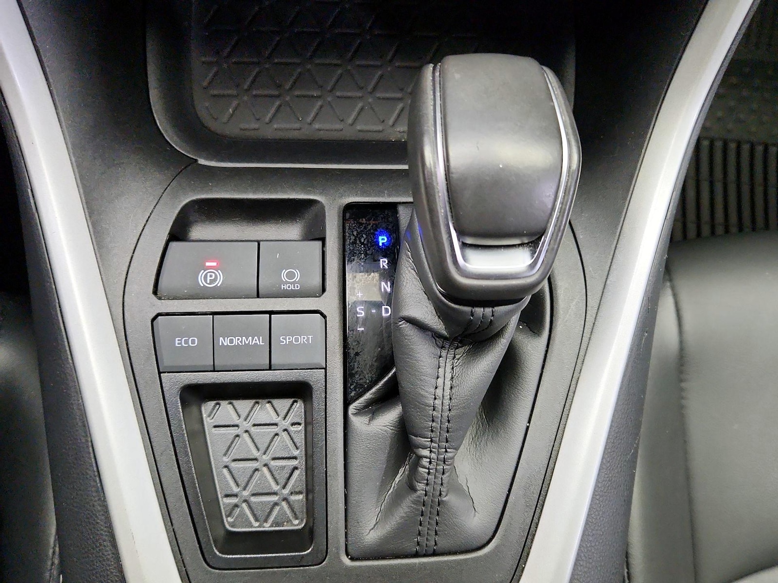 2025 Toyota RAV4 XLE Premium - Photo 18