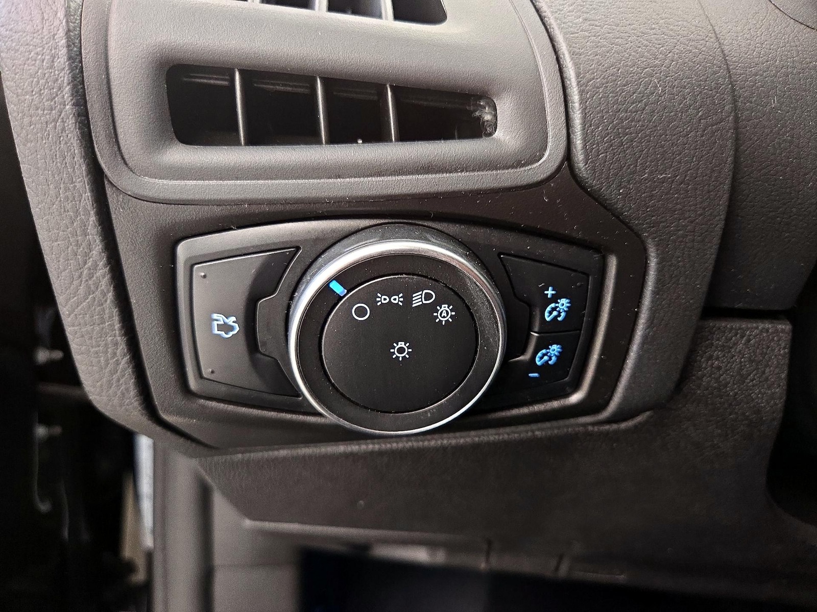 2015 Ford Focus SE - Photo 14