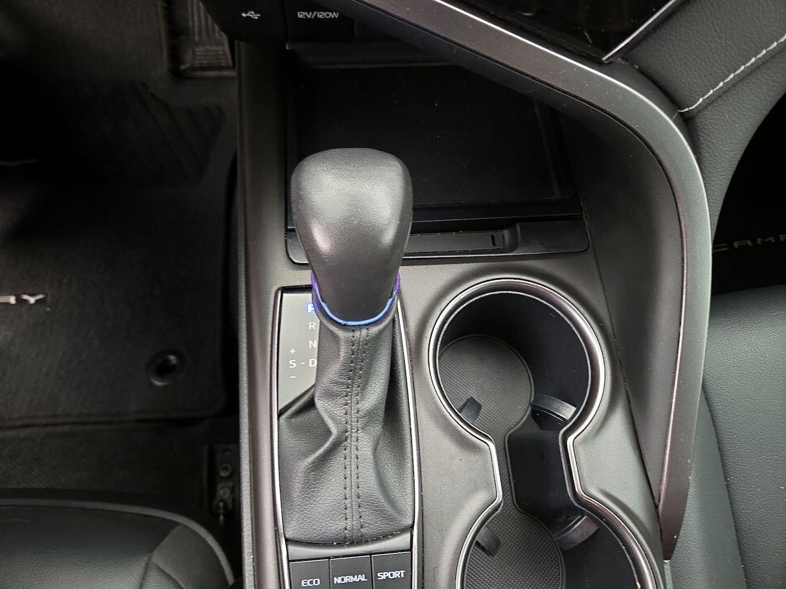 2023 Toyota Camry SE - Photo 18