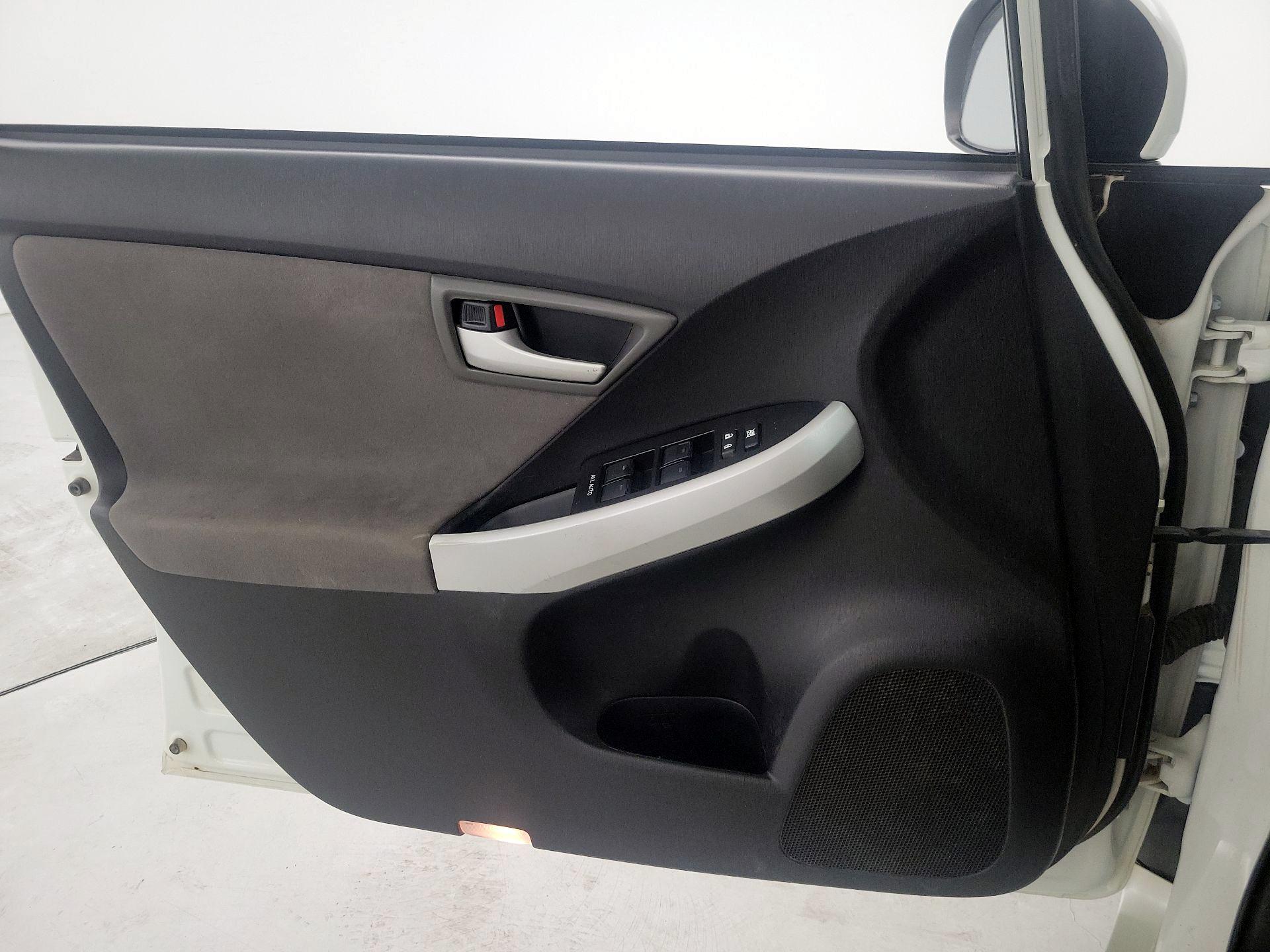 Thumbnail: 2015 Toyota Prius - 12