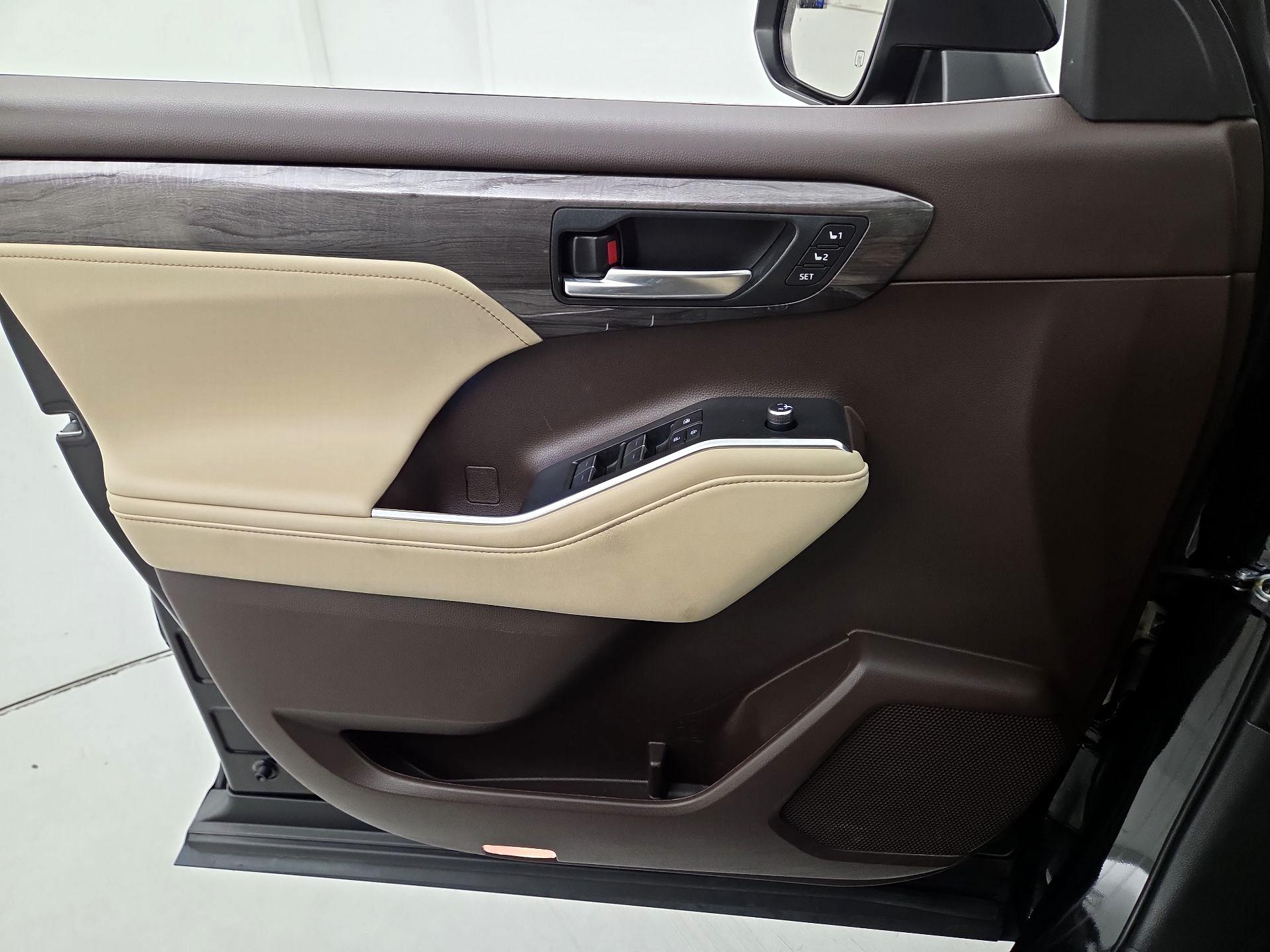 Thumbnail: 2022 Toyota Highlander - 12