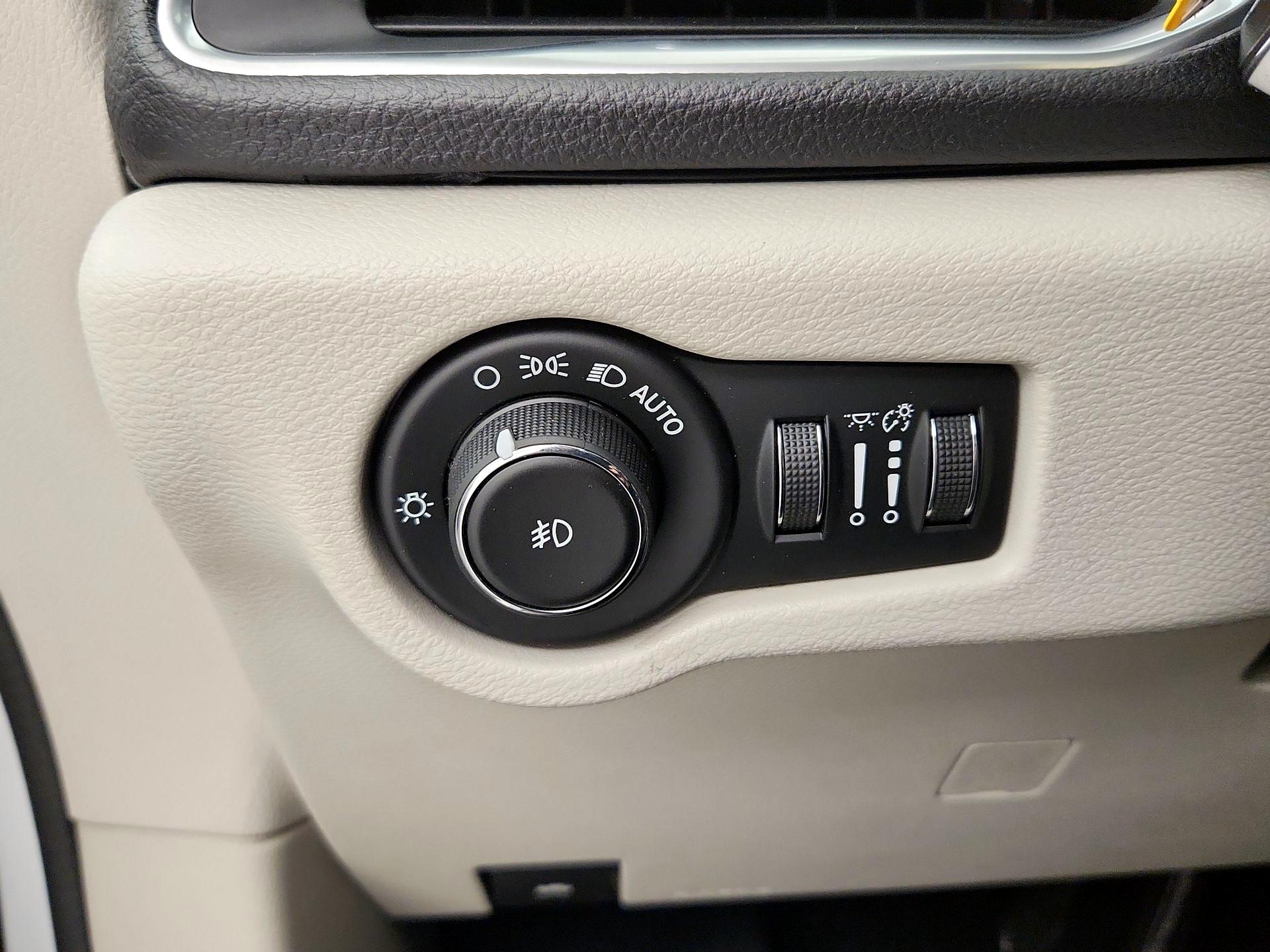 Thumbnail: 2018 Chrysler Pacifica - 13