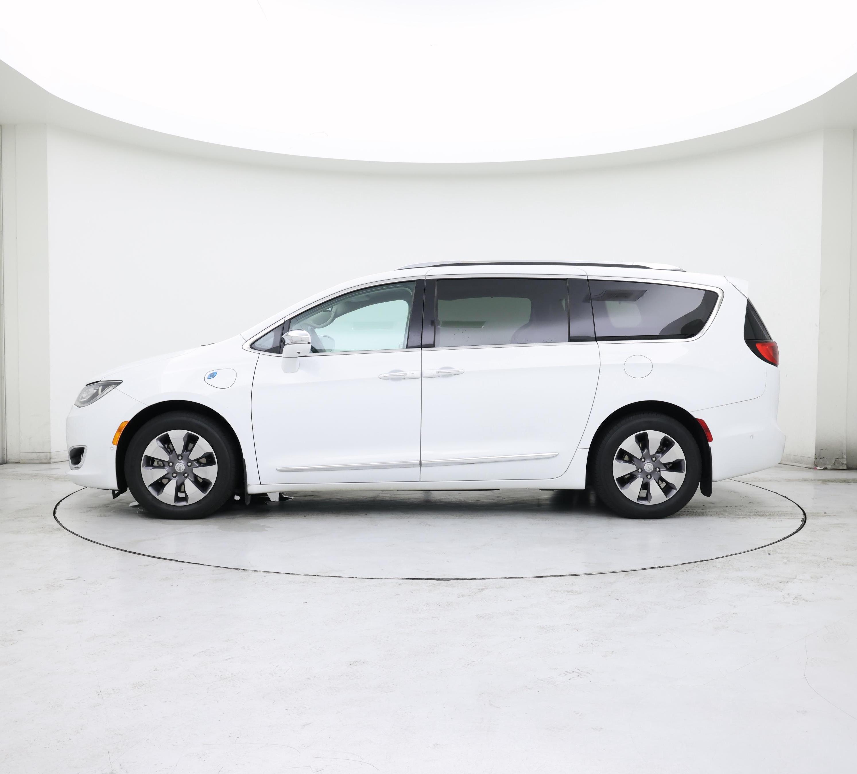 Thumbnail: 2018 Chrysler Pacifica - 3