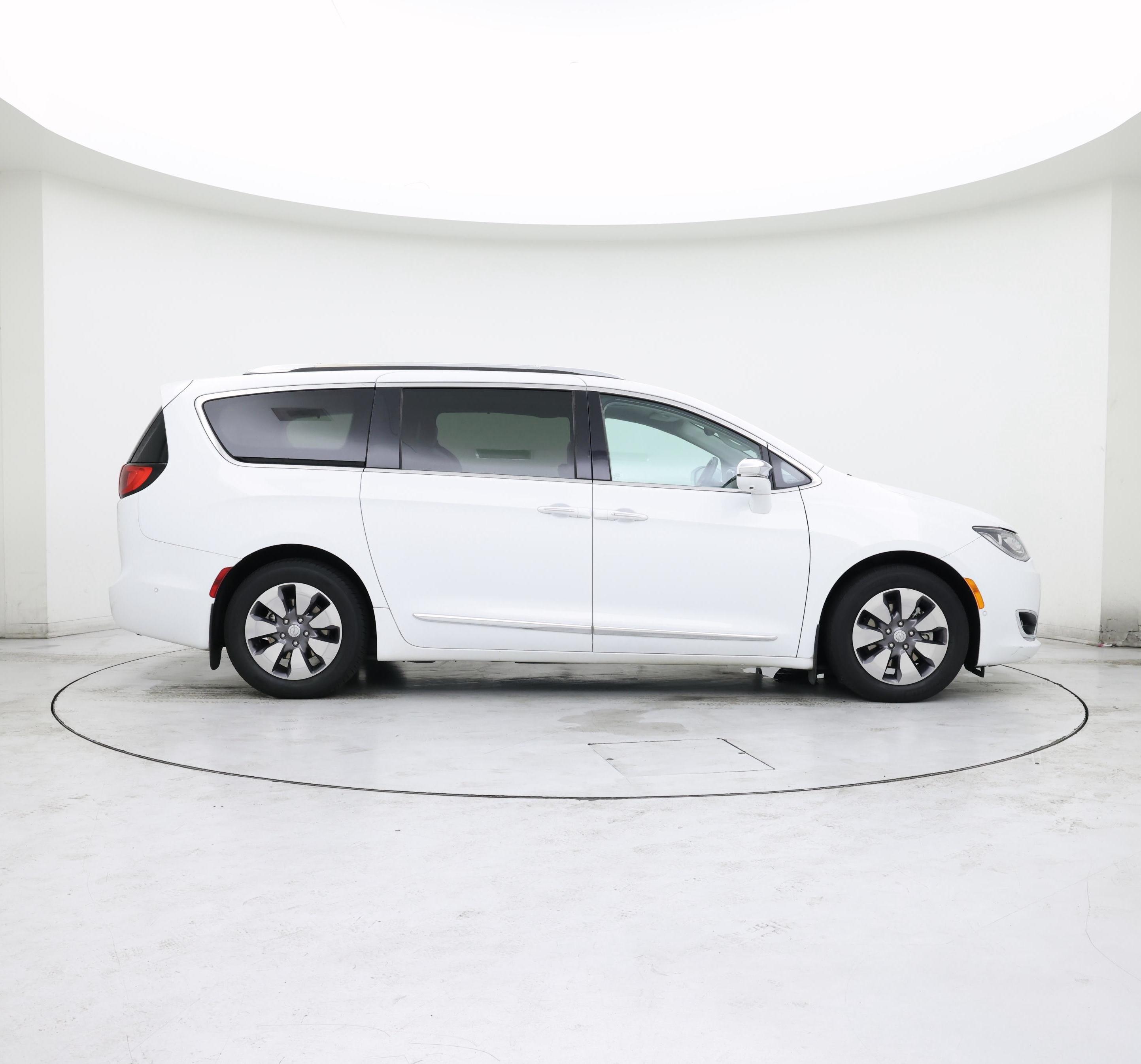 Thumbnail: 2018 Chrysler Pacifica - 7