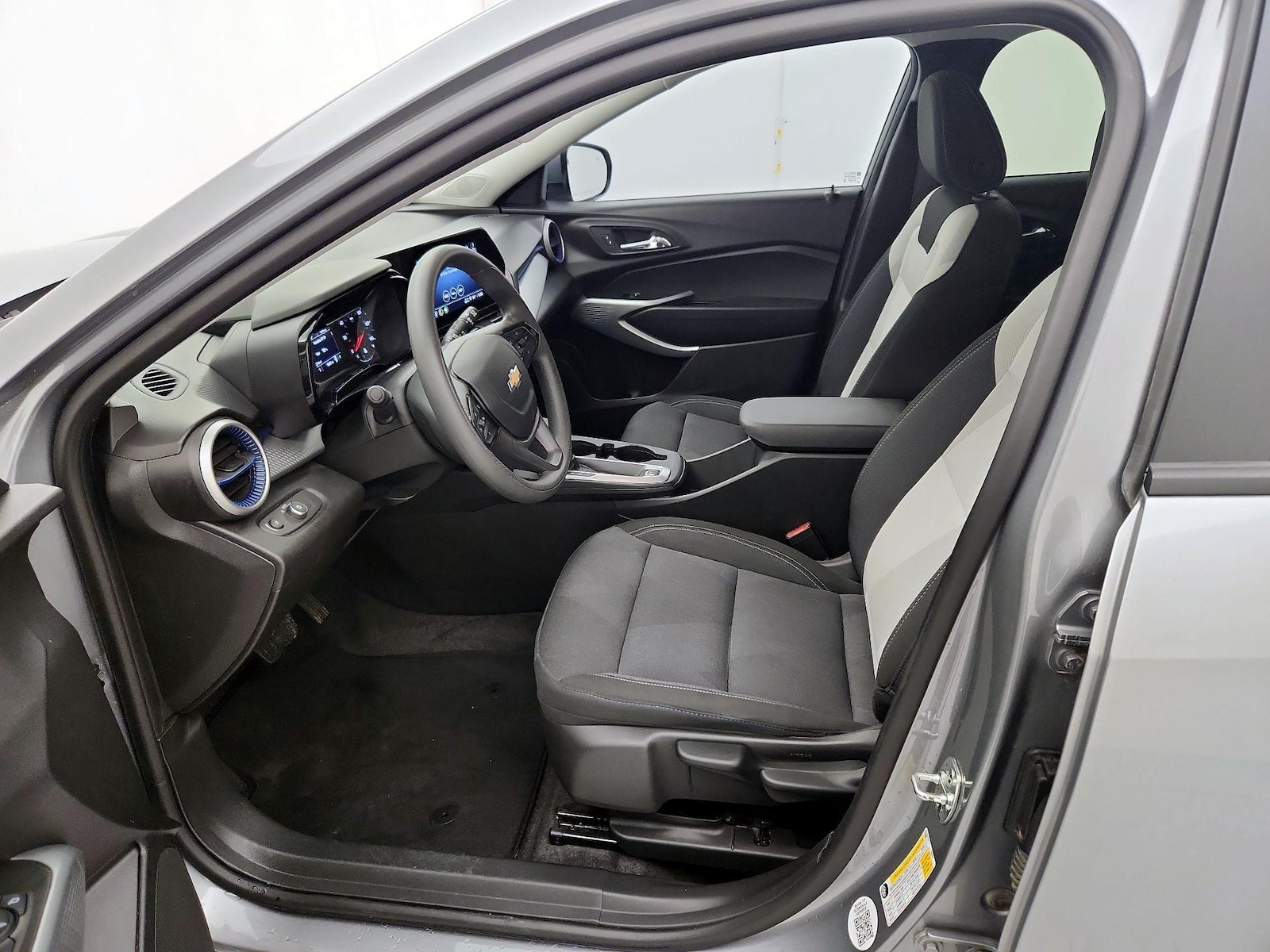 2025 Chevrolet Trax LS - Photo 12