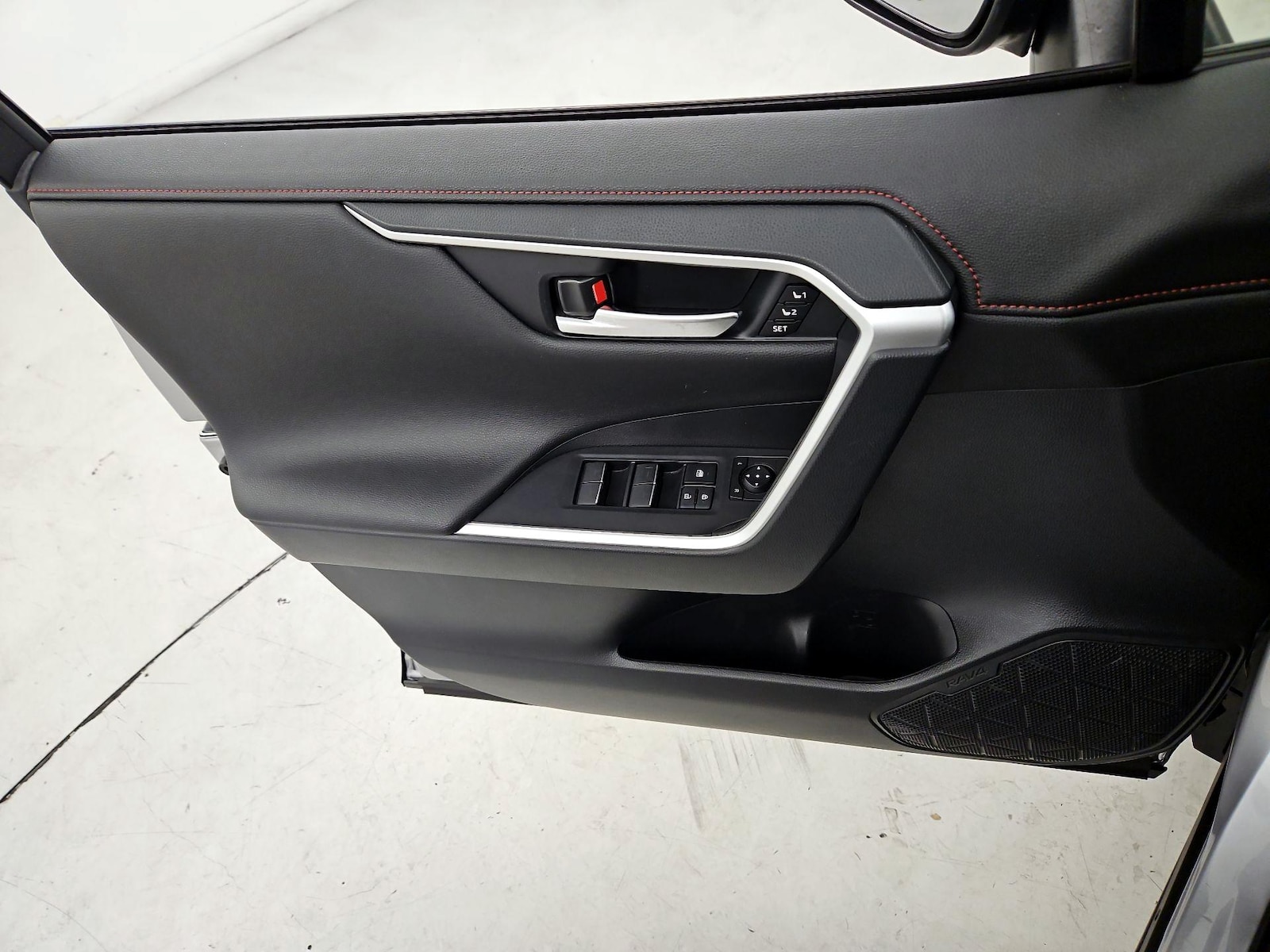 2024 Toyota RAV4 XSE - Photo 13