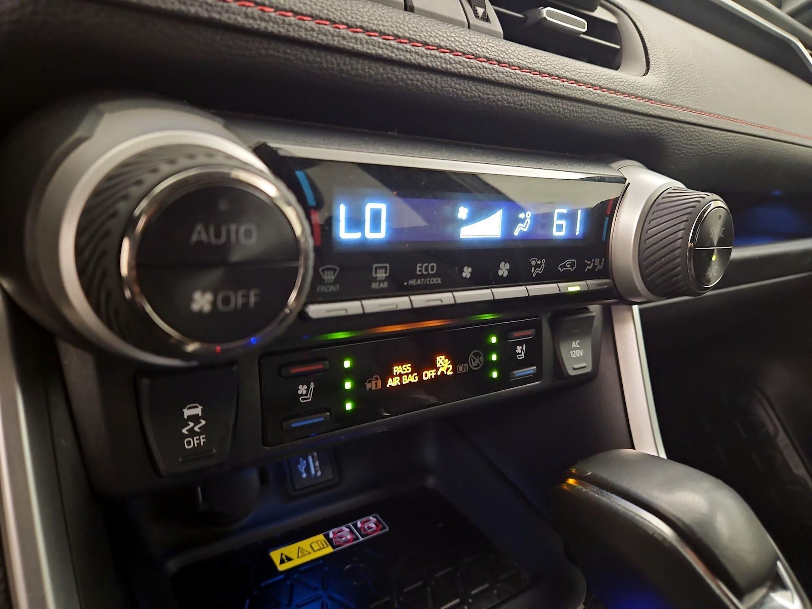 2024 Toyota RAV4 XSE - Photo 17