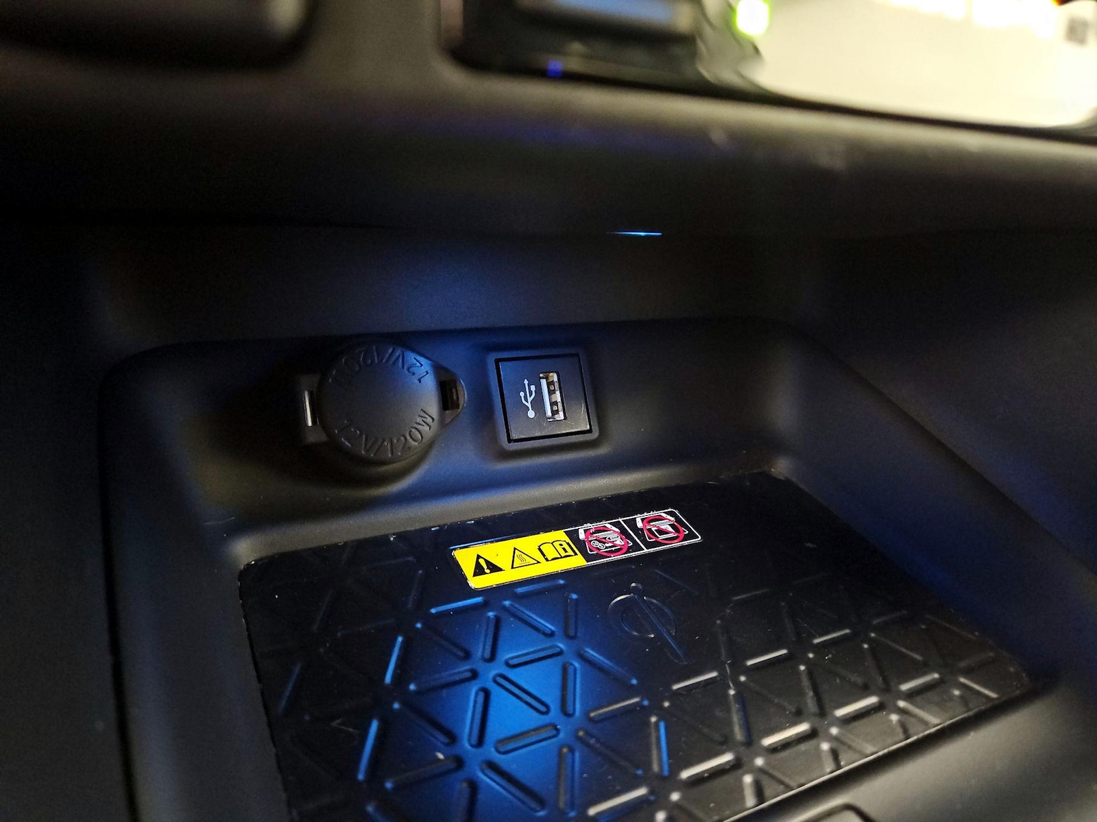 2024 Toyota RAV4 XSE - Photo 19