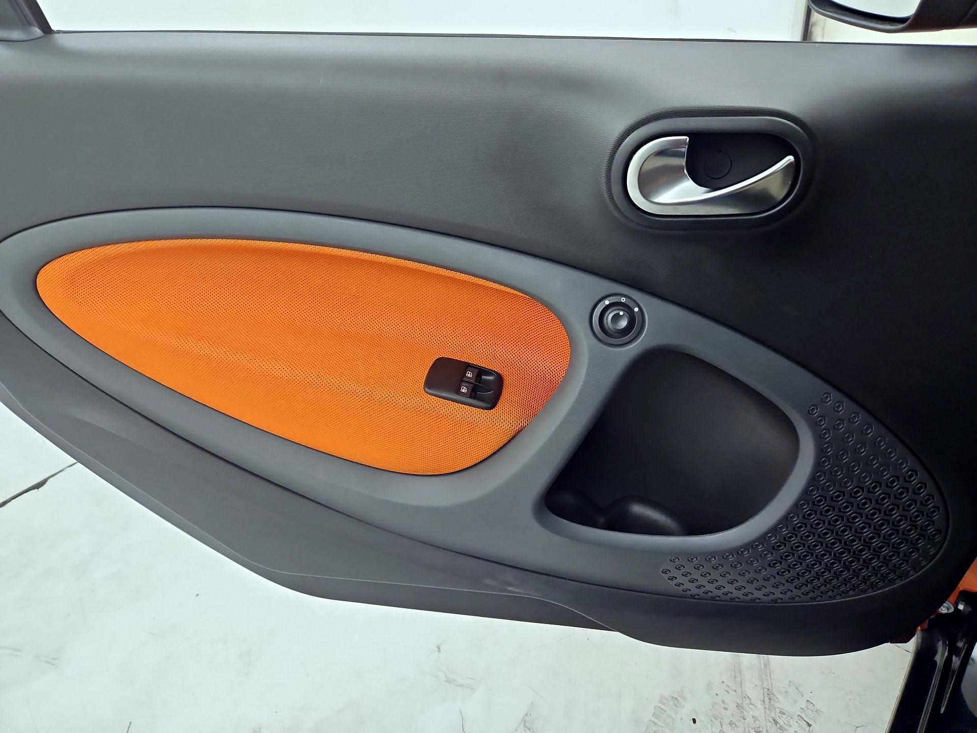 Thumbnail: 2016 smart fortwo - 12